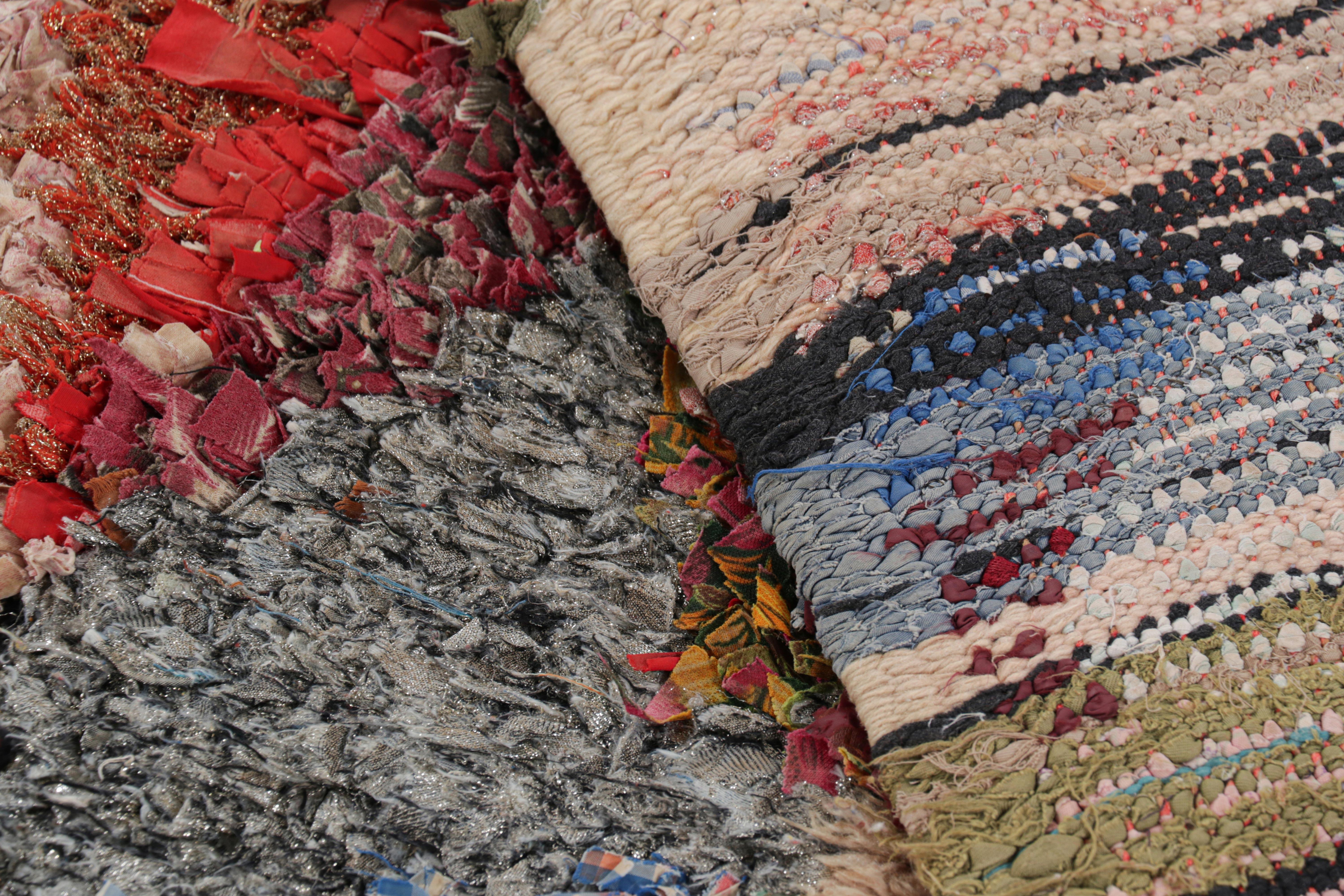 Marokkanischer Vintage-Läufer mit bunten geometrischen Mustern, von Rug & Kilim im Angebot 1