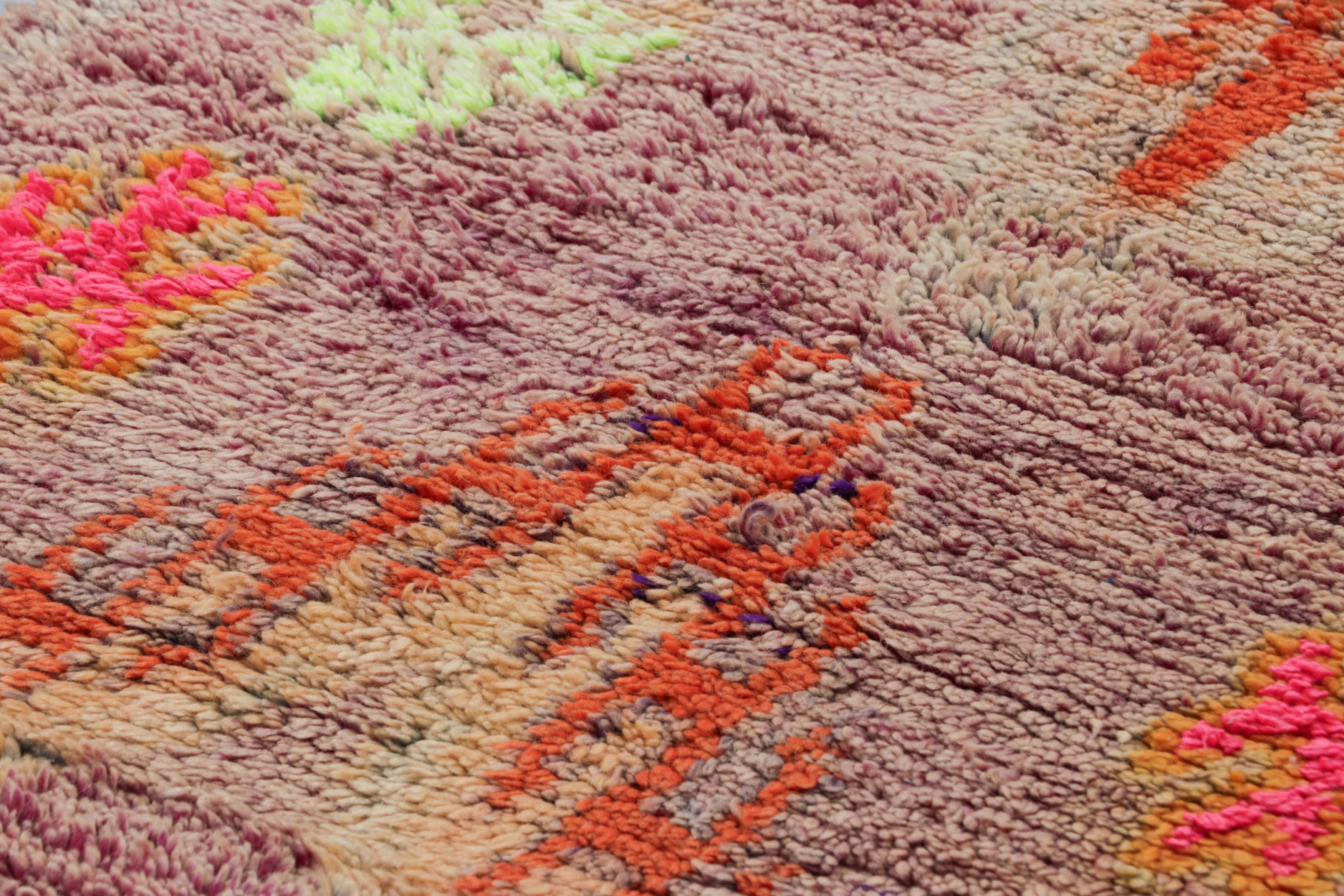 Dieser handgeknüpfte Wollteppich aus Marokko (ca. 1950-1960) in der Größe 3x9 ist ein seltenes Exemplar und gehört zu den aufregendsten Neuzugängen in der Kollektion von Rug & Kilim aus der Mitte des Jahrhunderts.

Über das Design: 

Dieser