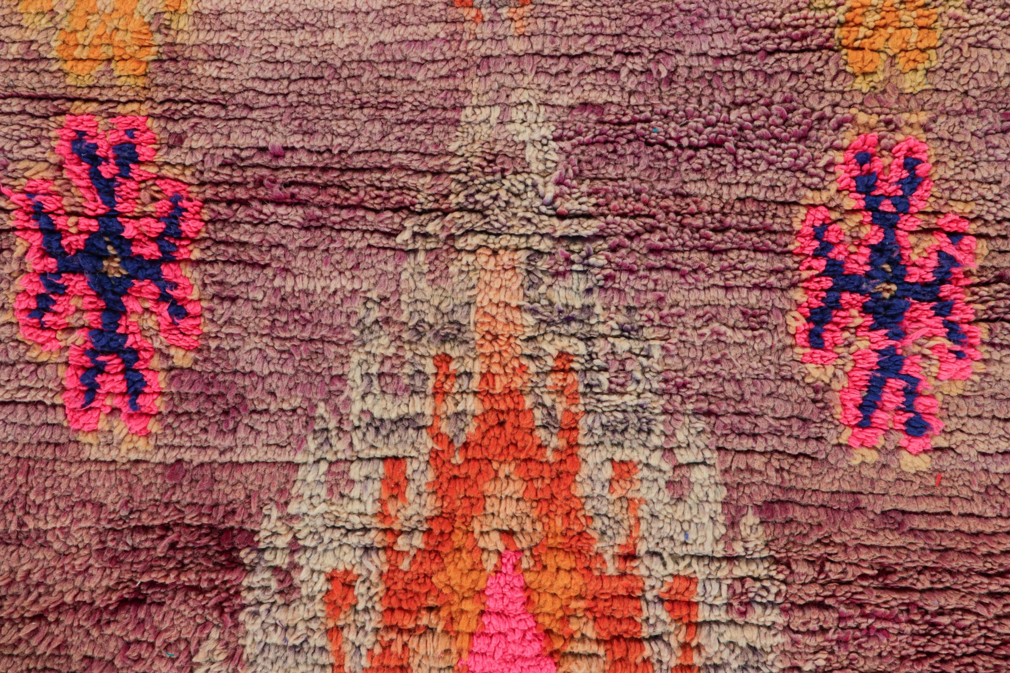 Vintage Marokkanischer Läufer mit bunten geometrischen Mustern - Rug & Kilim (Stammeskunst) im Angebot
