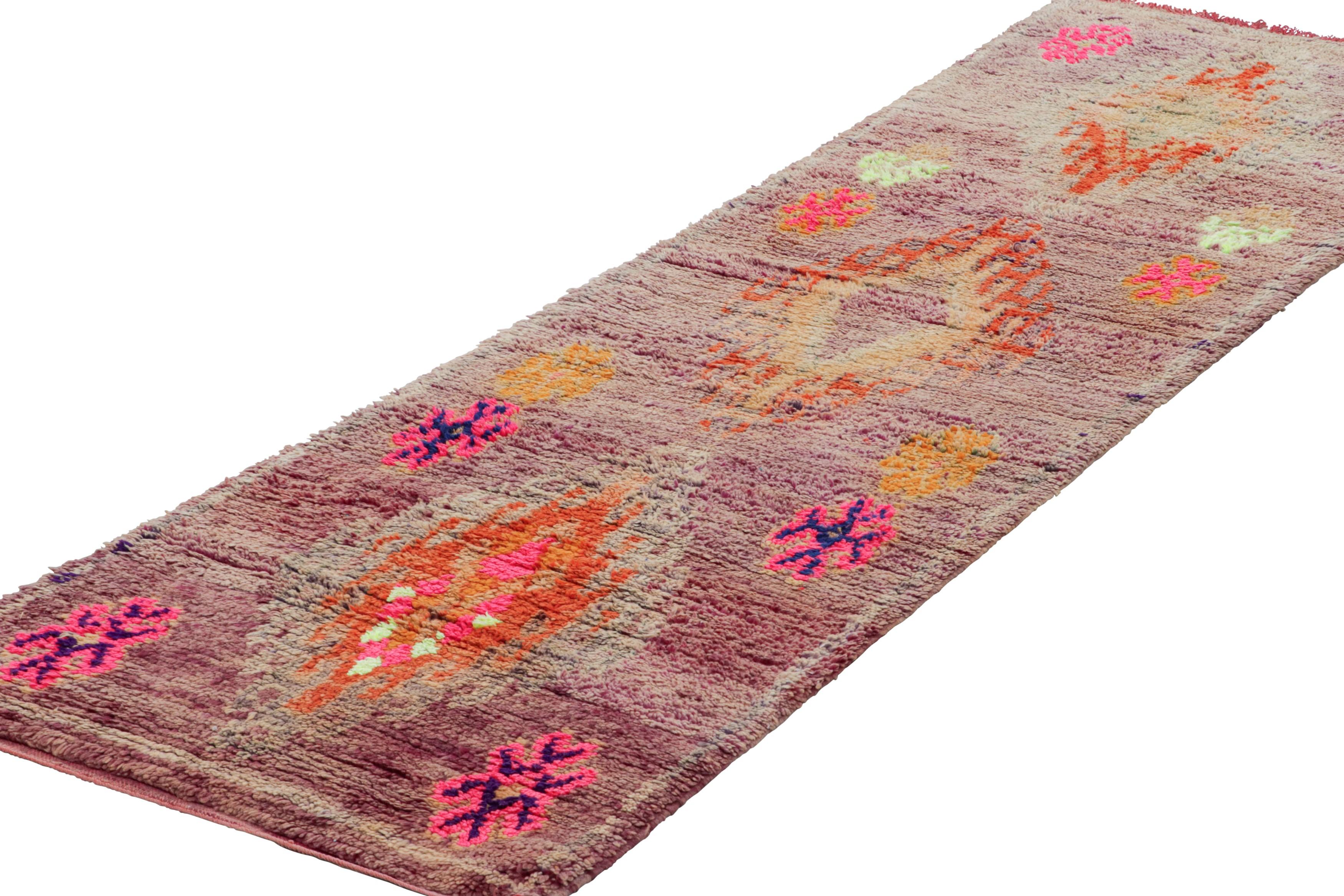 Vintage Marokkanischer Läufer mit bunten geometrischen Mustern - Rug & Kilim (Handgeknüpft) im Angebot
