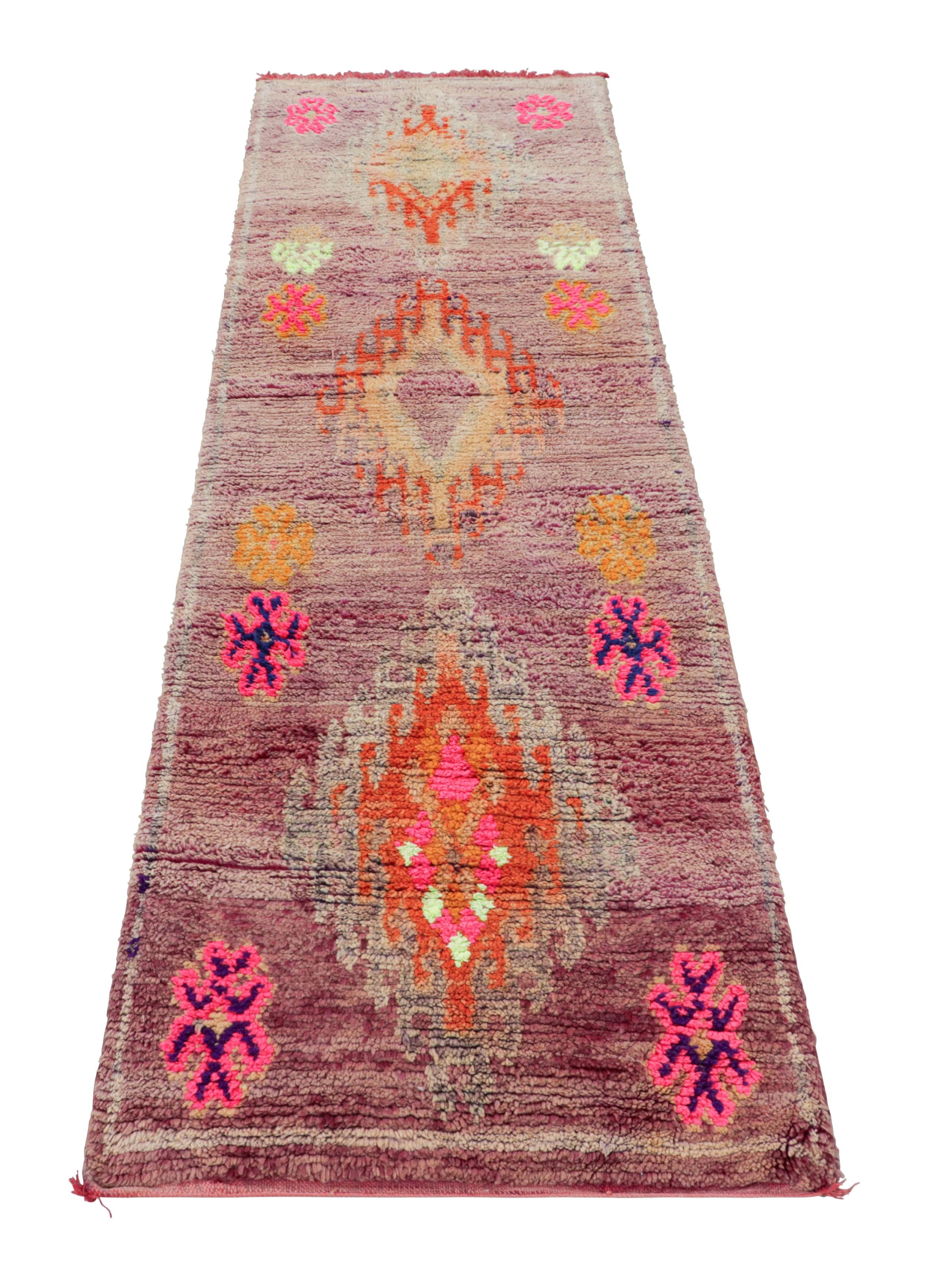 Vintage Marokkanischer Läufer mit bunten geometrischen Mustern - Rug & Kilim im Zustand „Gut“ im Angebot in Long Island City, NY