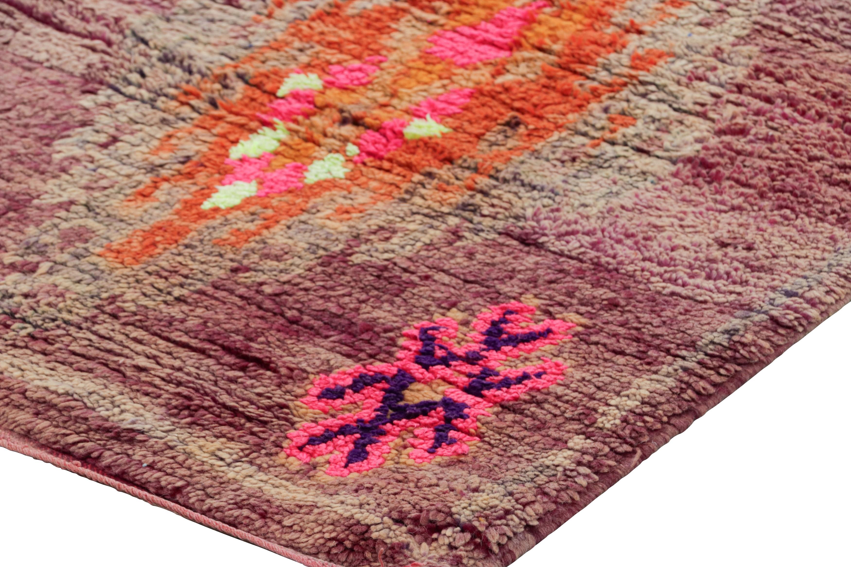 Vintage Marokkanischer Läufer mit bunten geometrischen Mustern - Rug & Kilim (Mitte des 20. Jahrhunderts) im Angebot