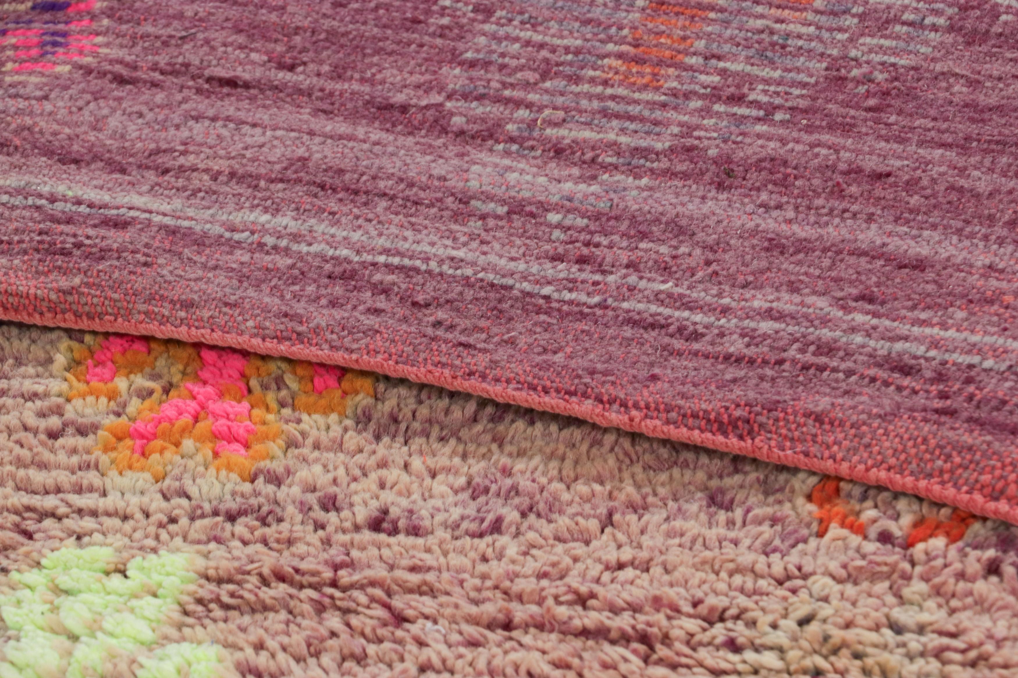 Vintage Marokkanischer Läufer mit bunten geometrischen Mustern - Rug & Kilim (Wolle) im Angebot