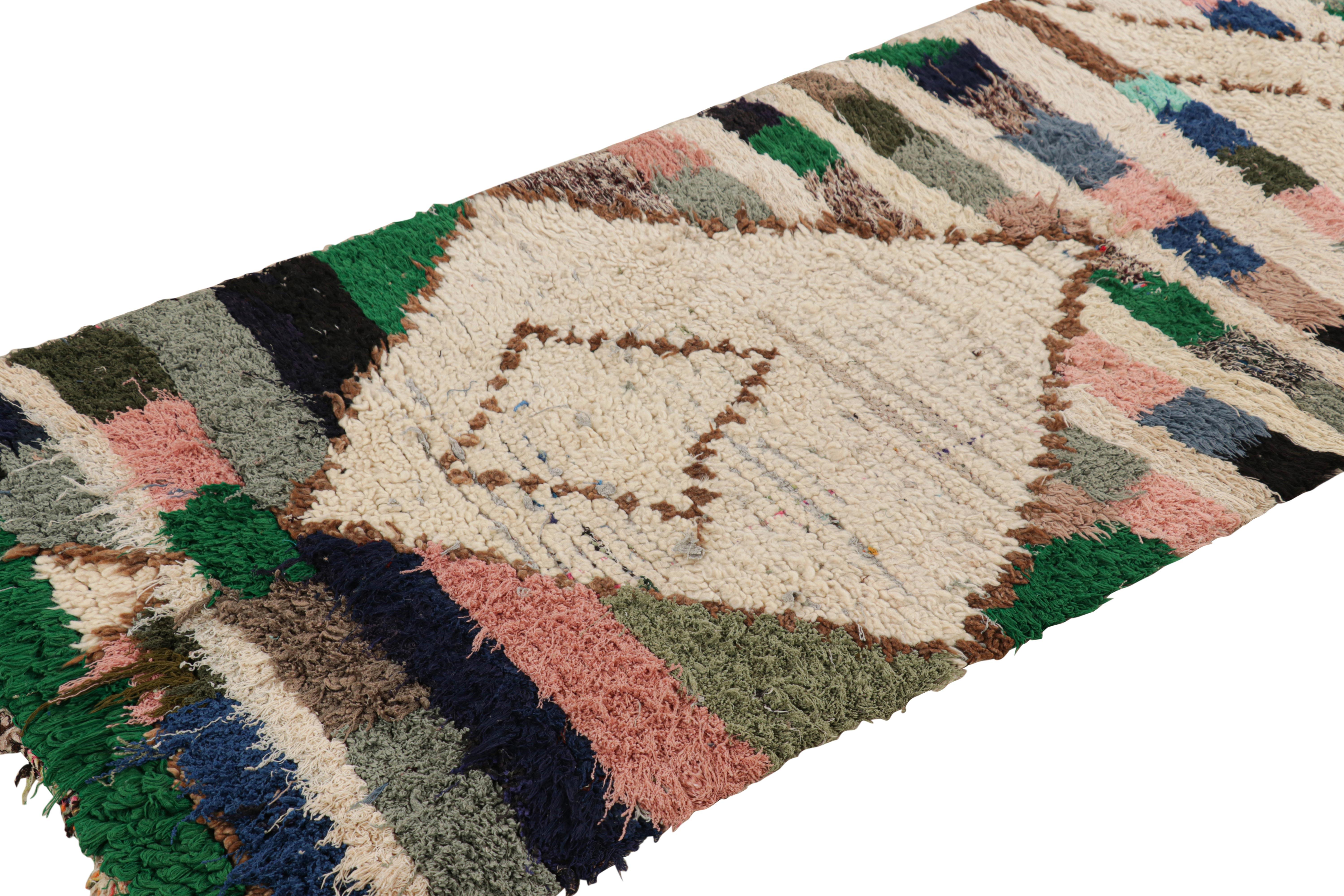 Dieser handgeknüpfte Wollteppich aus Marokko (ca. 1950-1960) im Format 3x7 ist ein äußerst seltenes Stück, wie nur wenige seiner Herkunft. 

Über das Design: 

Bewunderer des Handwerks werden feststellen, dass dieses schäbige Azilal-Stück ein