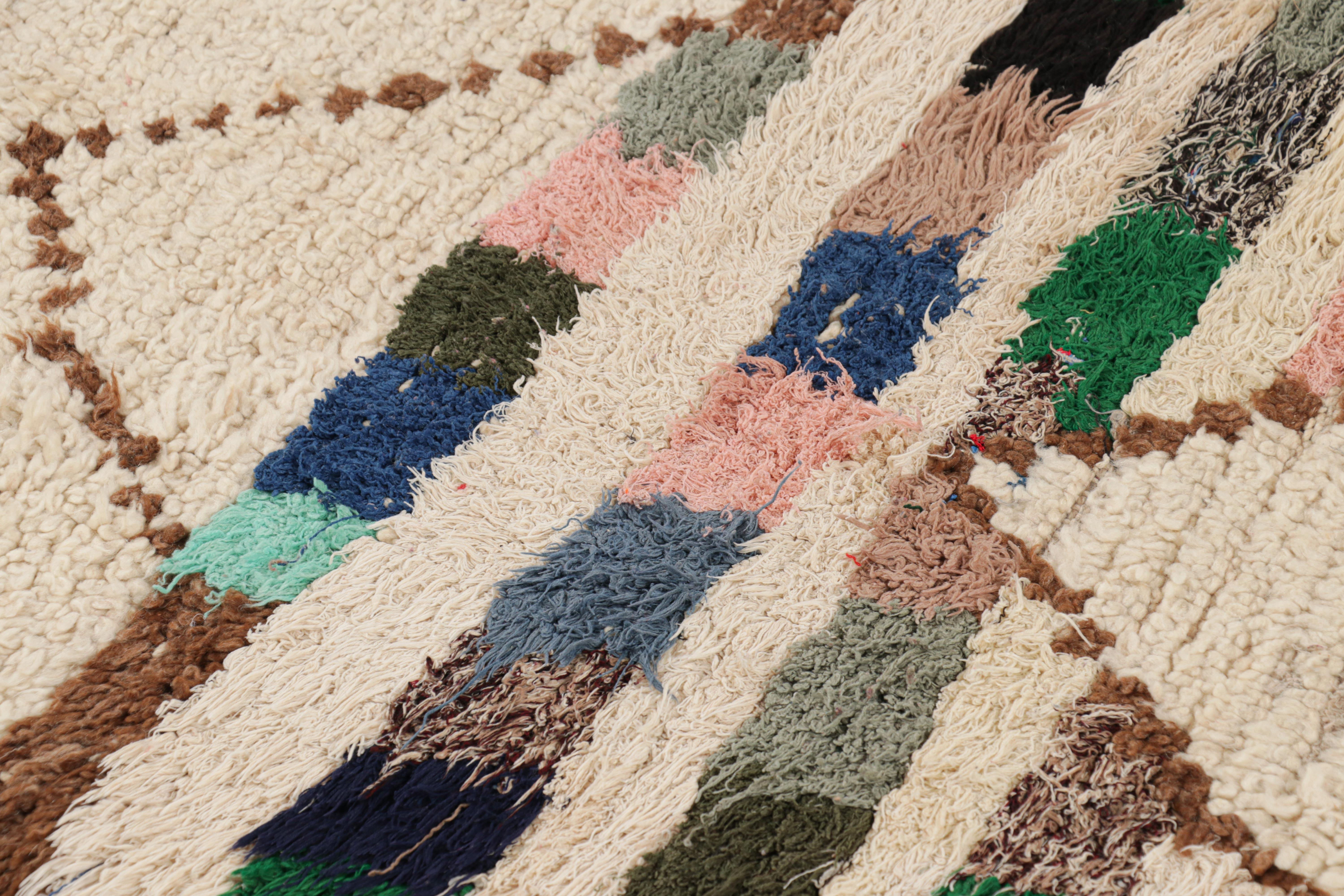 Marokkanischer Vintage-Läufer mit bunten Streifen und Medaillons  Rug & Kilim (Handgeknüpft) im Angebot