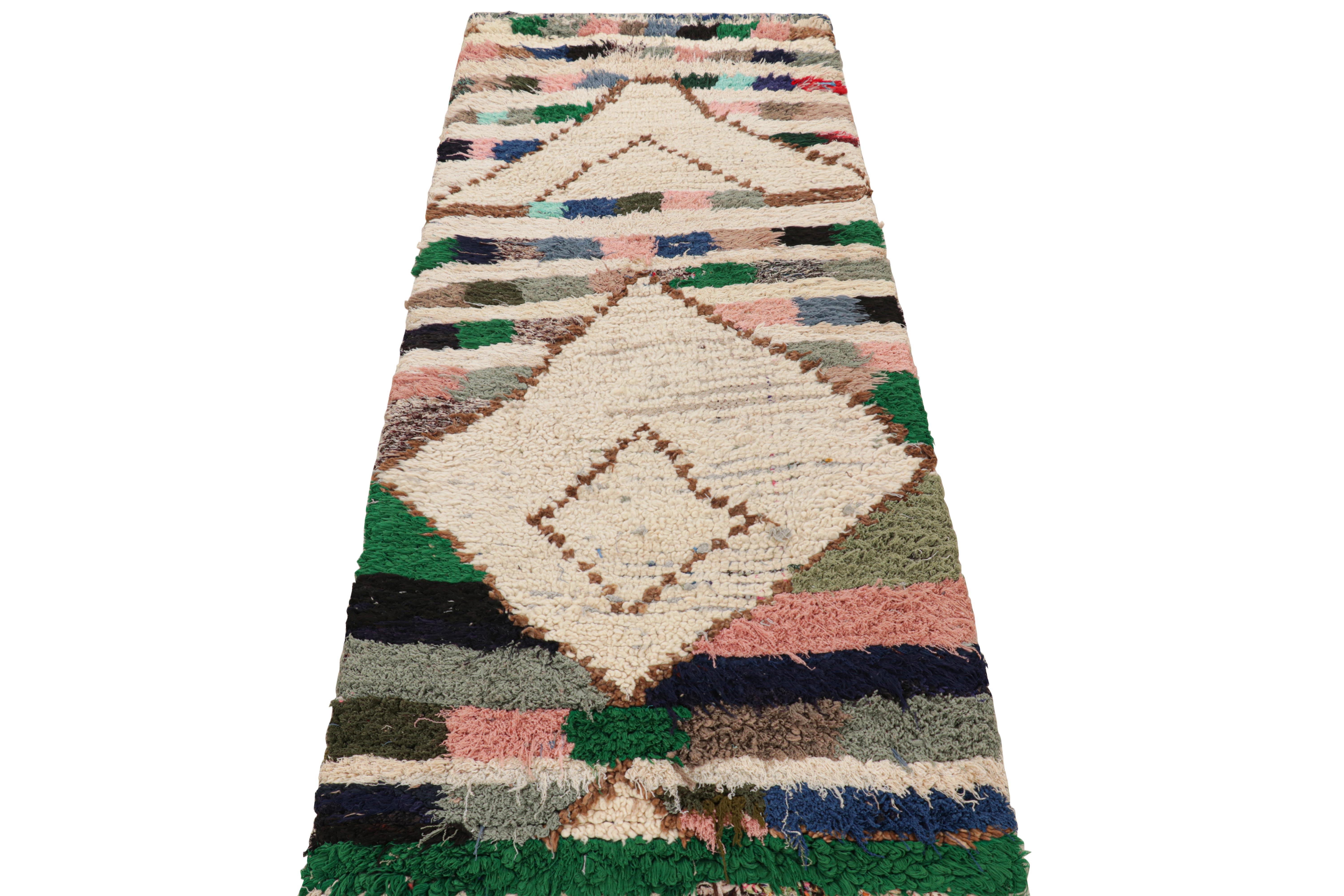 Marokkanischer Vintage-Läufer mit bunten Streifen und Medaillons  Rug & Kilim im Zustand „Gut“ im Angebot in Long Island City, NY