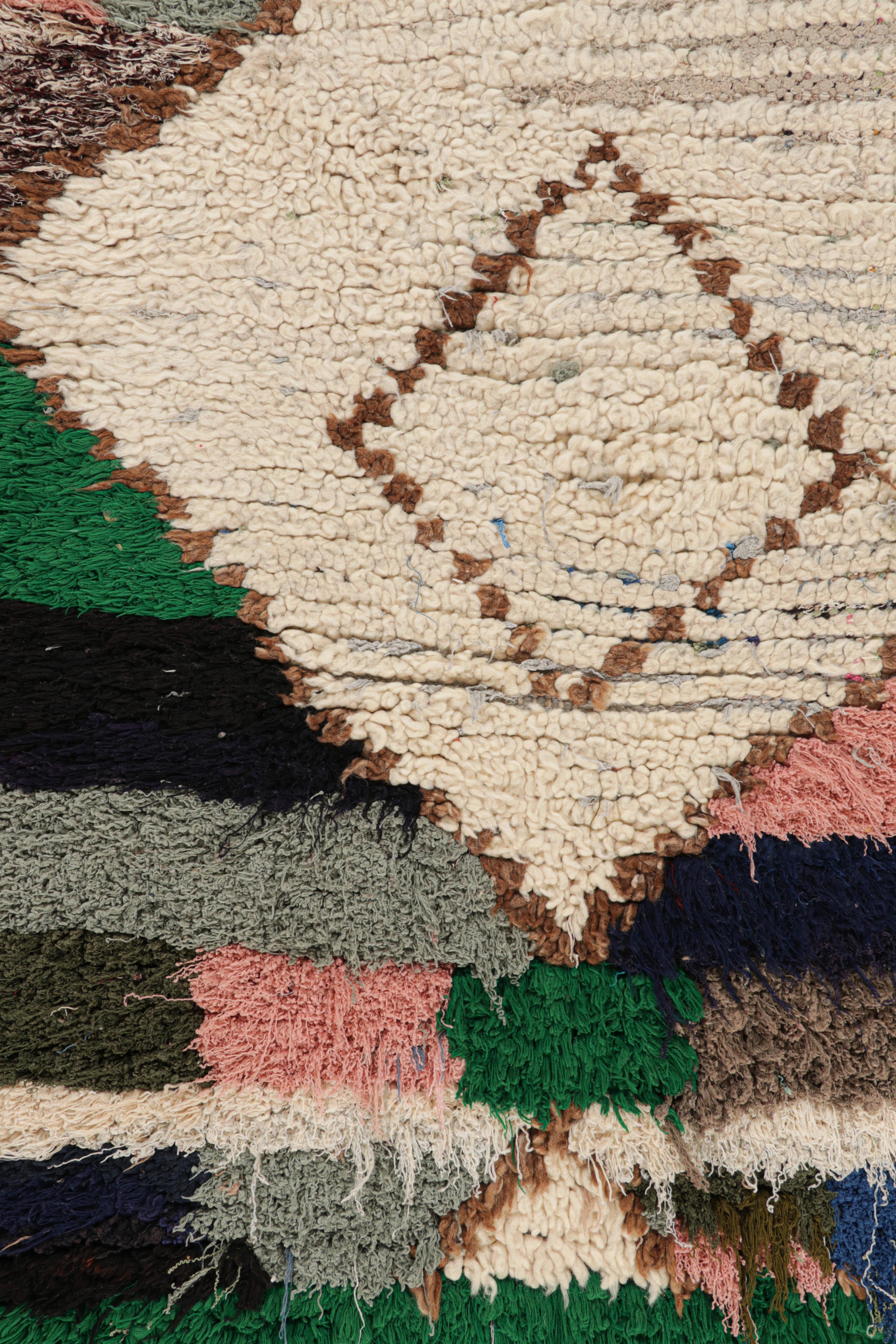 Marokkanischer Vintage-Läufer mit bunten Streifen und Medaillons  Rug & Kilim (Wolle) im Angebot