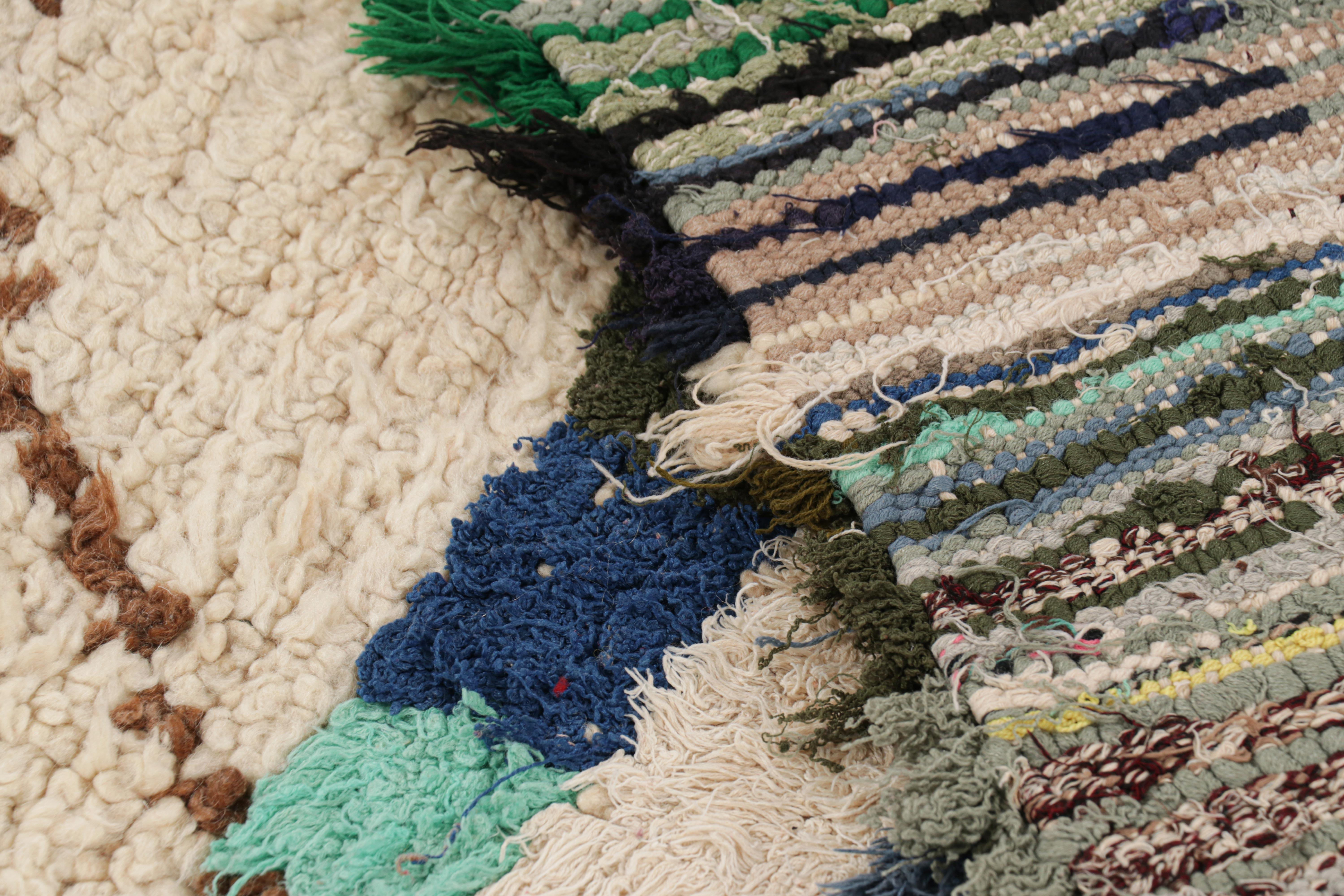 Marokkanischer Vintage-Läufer mit bunten Streifen und Medaillons  Rug & Kilim im Angebot 1