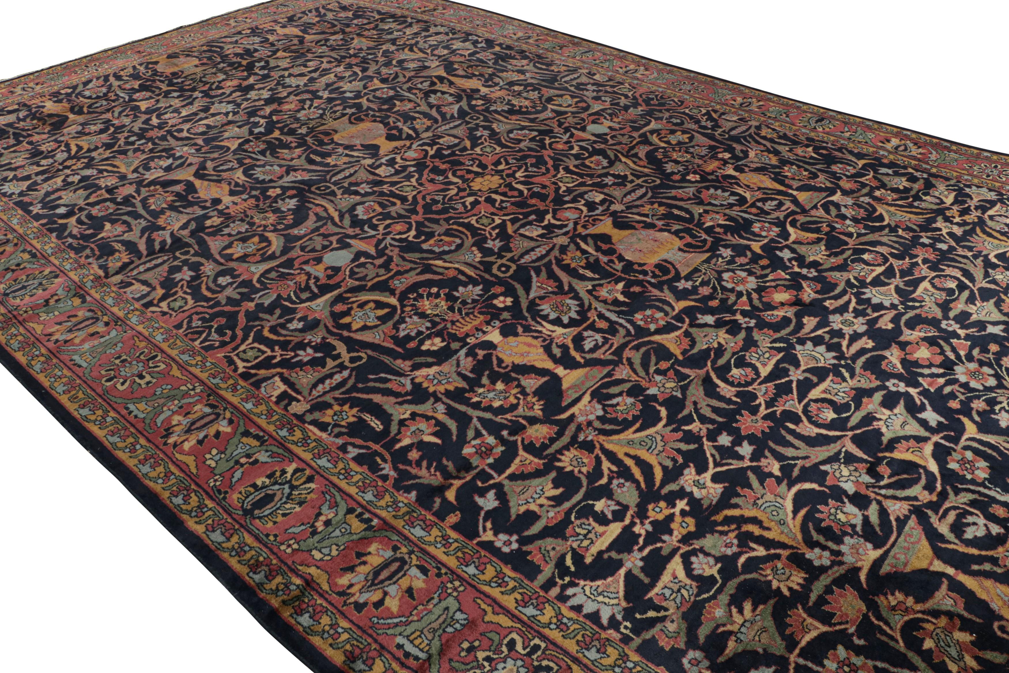 Noué à la main en laine, ce tapis Antique Shahrestan surdimensionné 12x19 présente un jeu de style all-over et médaillon, avec des motifs géométriques sur un champ bleu nuit. 

Sur le Design : 

Les admirateurs du métier noteront qu'il s'agit d'un
