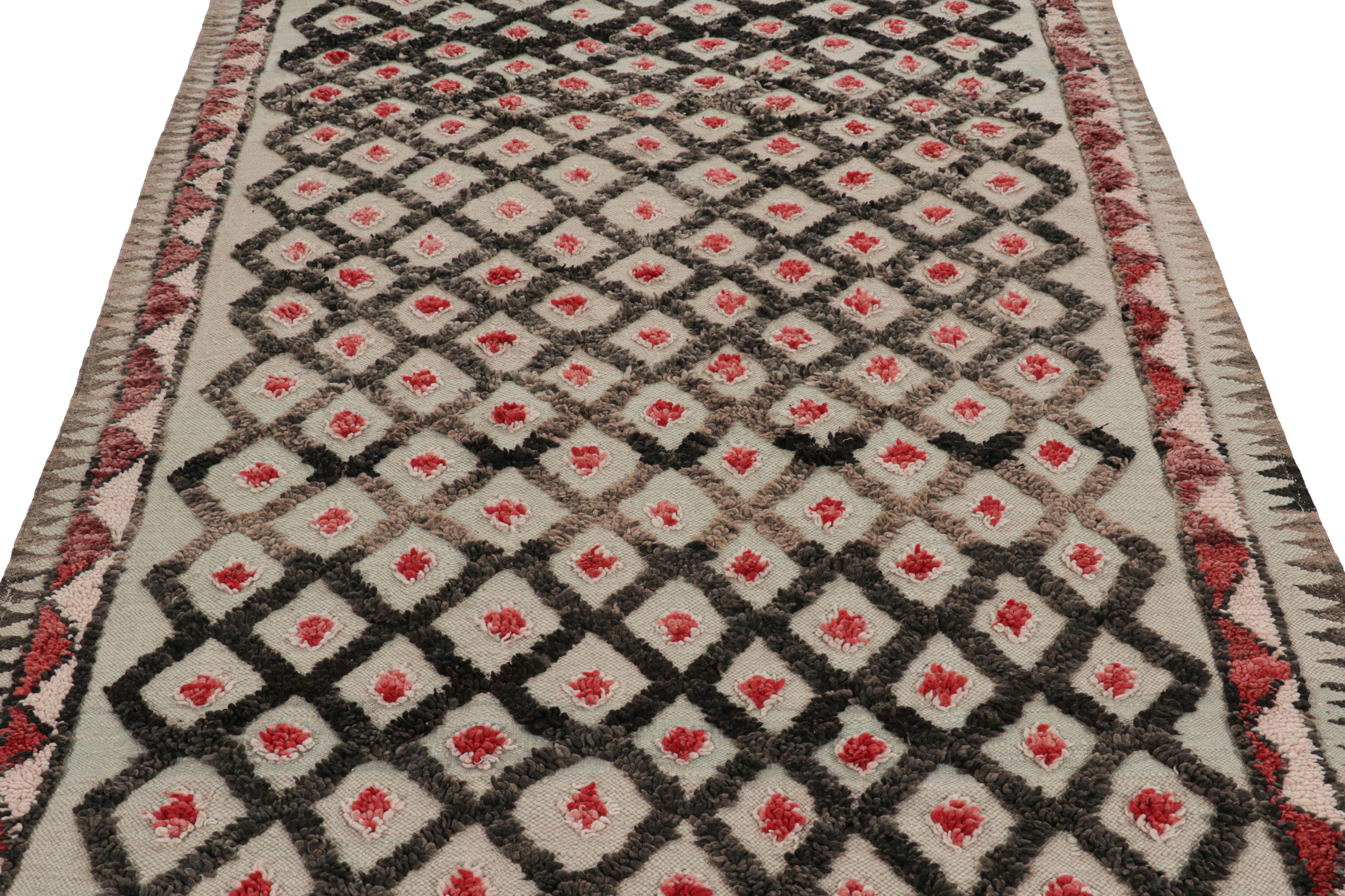 Dieser handgeknüpfte Wollteppich aus Marokko (ca. 1950-1960) im Format 5x12 ist ein äußerst seltenes Stück, wie nur wenige seiner Herkunft. 

Über das Design: 

Bewunderer des Handwerks werden feststellen, dass dieses Stück im Shabby-Chic-Stil ein
