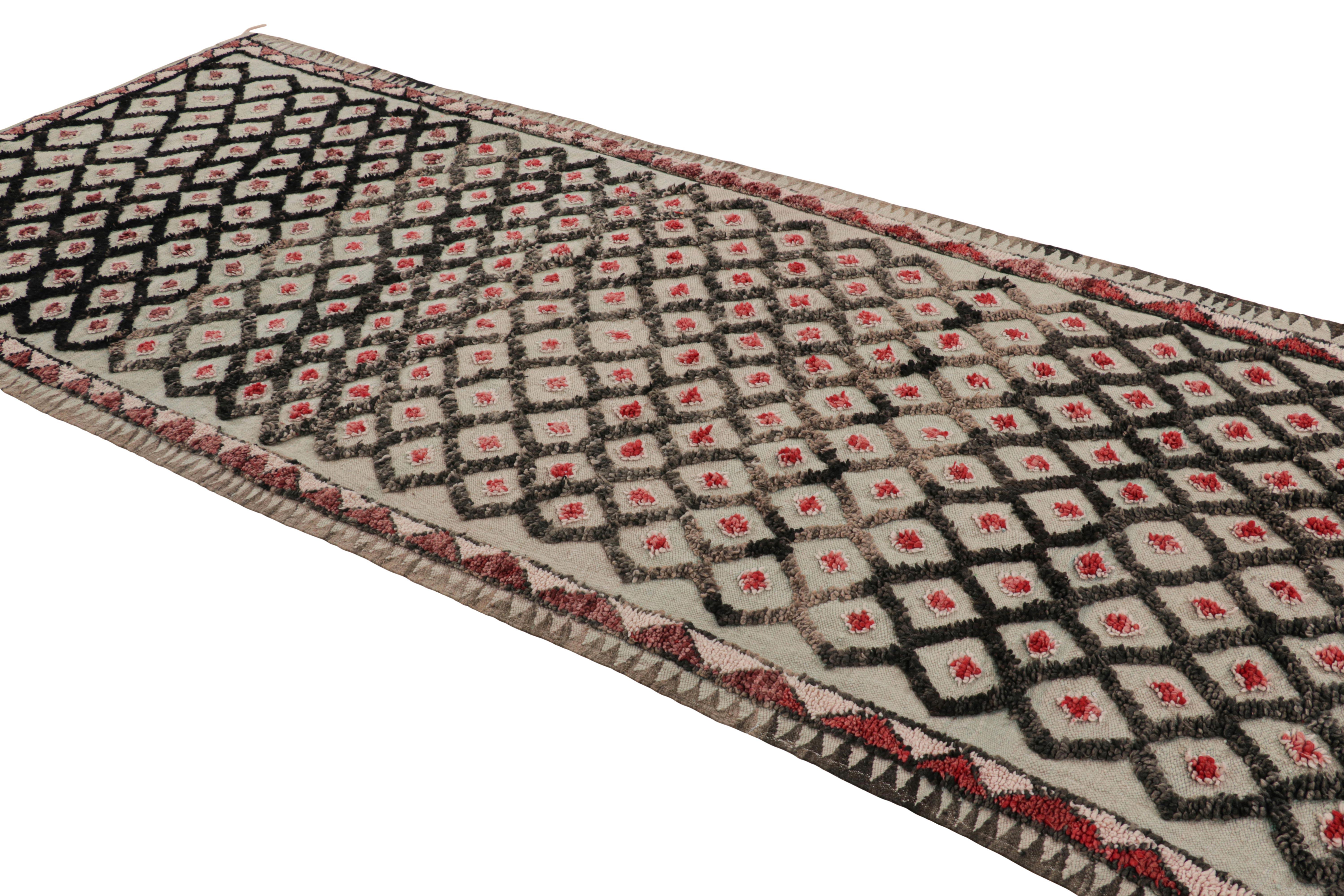 Marokkanischer Vintage-Läufer mit Rautenmustern, von Rug & Kilim im Zustand „Gut“ im Angebot in Long Island City, NY