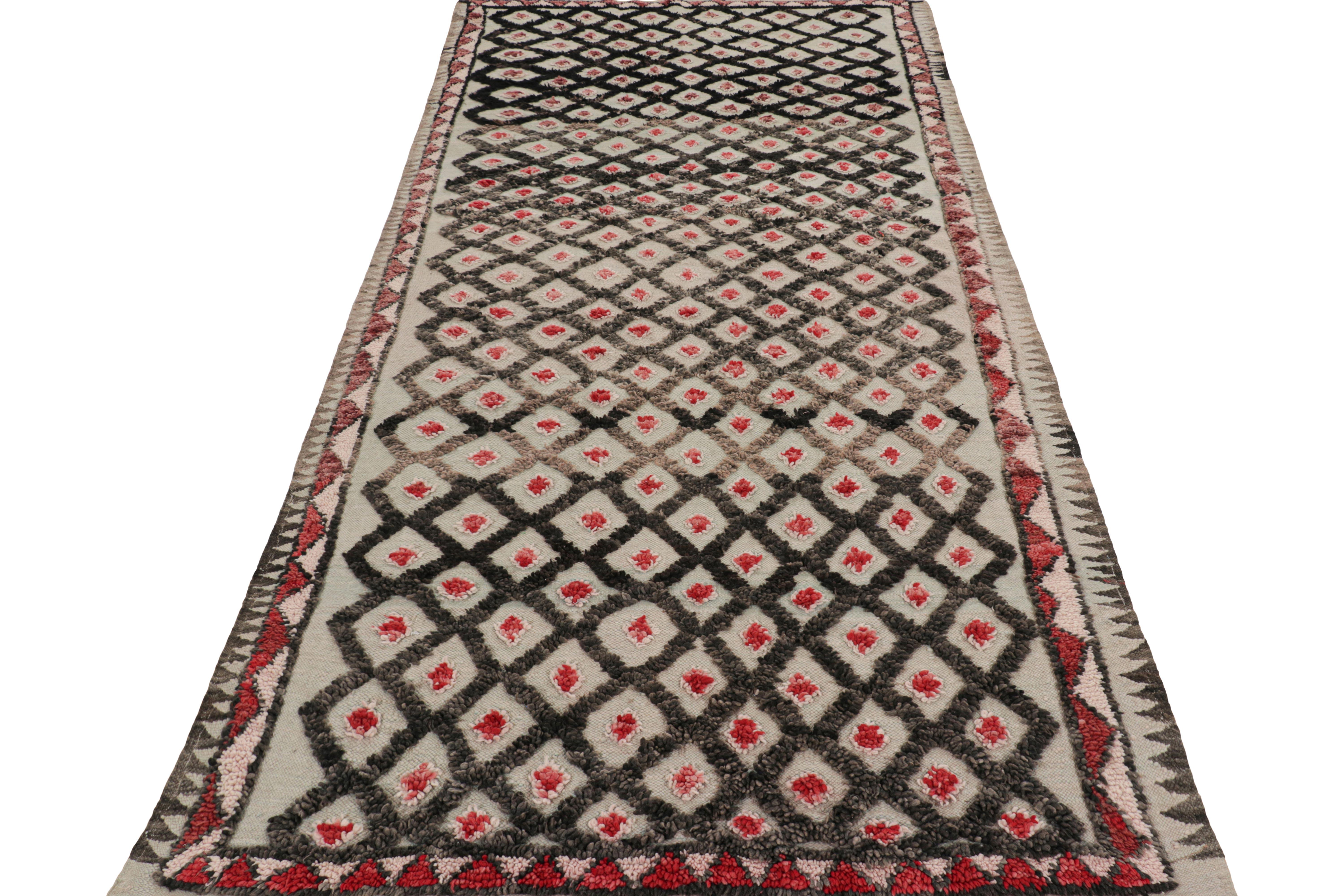 Marokkanischer Vintage-Läufer mit Rautenmustern, von Rug & Kilim (Mitte des 20. Jahrhunderts) im Angebot