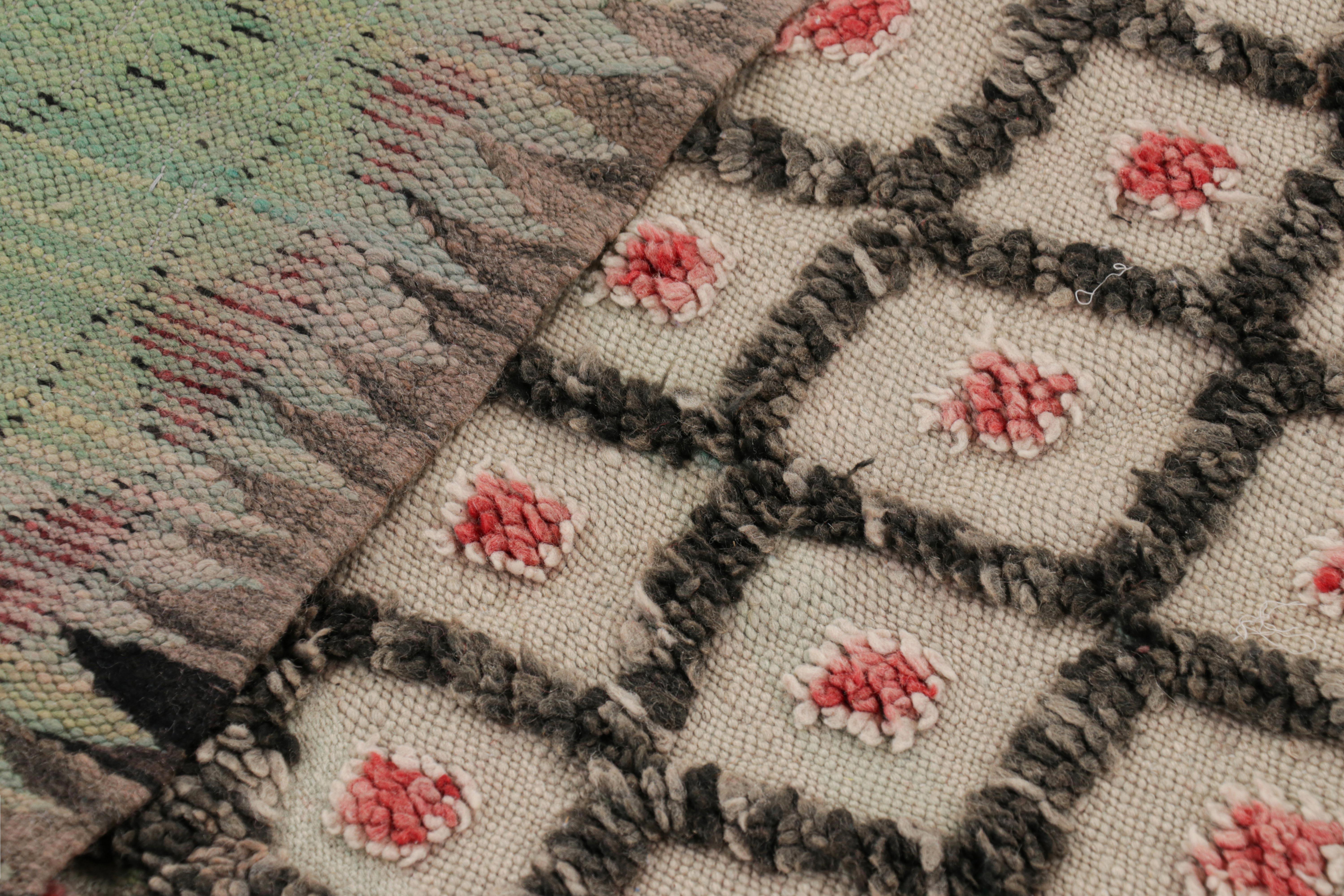 Marokkanischer Vintage-Läufer mit Rautenmustern, von Rug & Kilim im Angebot 1