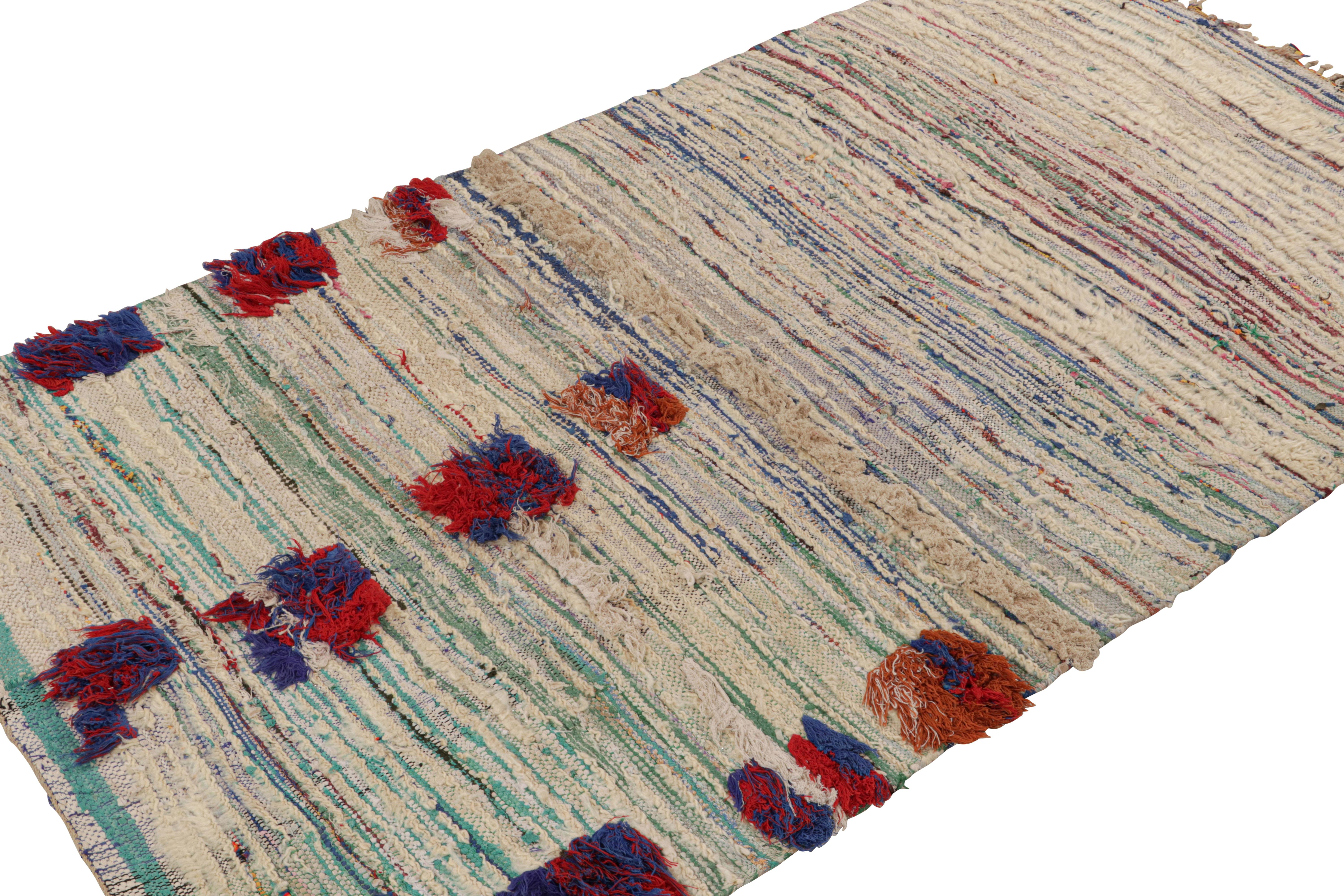 Dieser handgeknüpfte Wollteppich (ca. 1950-1960), 4x7, mit polychromen, geometrischen Streifen, stammt vom Azilal-Stamm und ist ein marokkanischer Vintage-Teppich.  

Über das Design: 

Dieser Teppich ist ein Beispiel für die verspielte, leuchtende