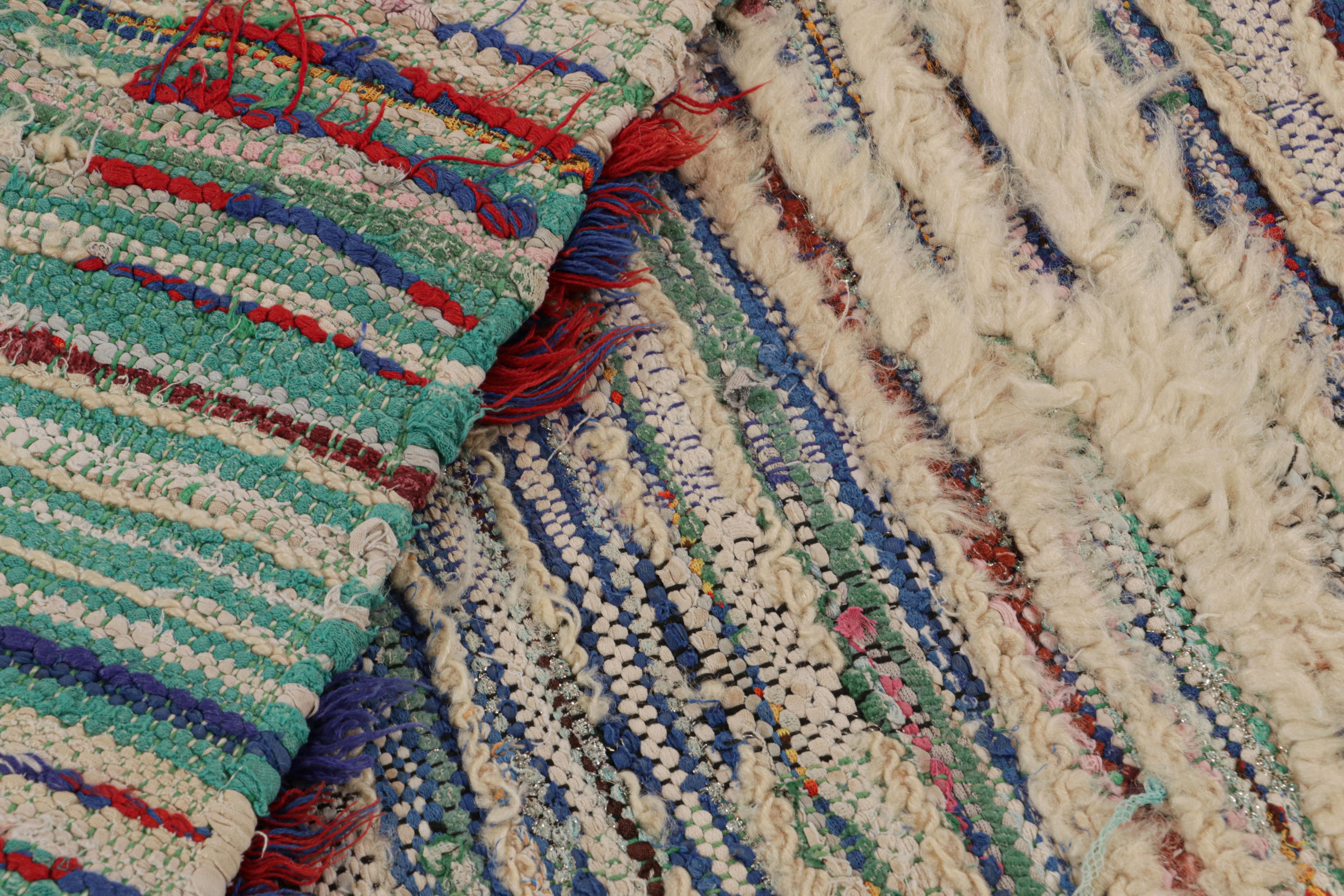Marokkanischer Vintage-Läufer mit geometrischen Mustern, von Rug & Kilim  (Wolle) im Angebot