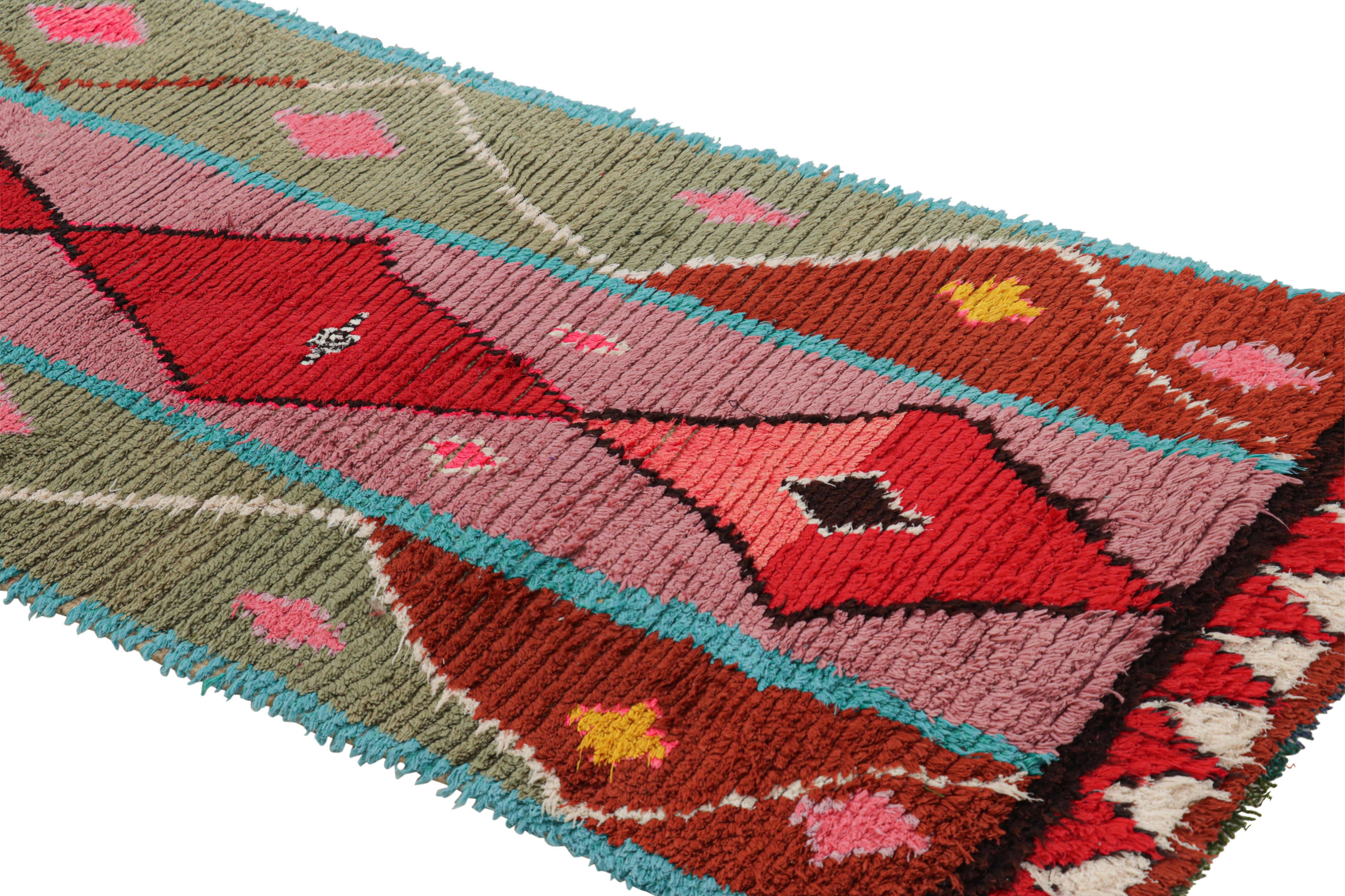 Dieser handgeknüpfte Wollteppich aus Marokko (ca. 1950-1960) im Format 3x7 ist ein äußerst seltenes Stück, wie nur wenige seiner Herkunft. 

Über das Design: 

Bewunderer des Handwerks werden feststellen, dass dieses Stück im Shabby-Chic-Stil ein