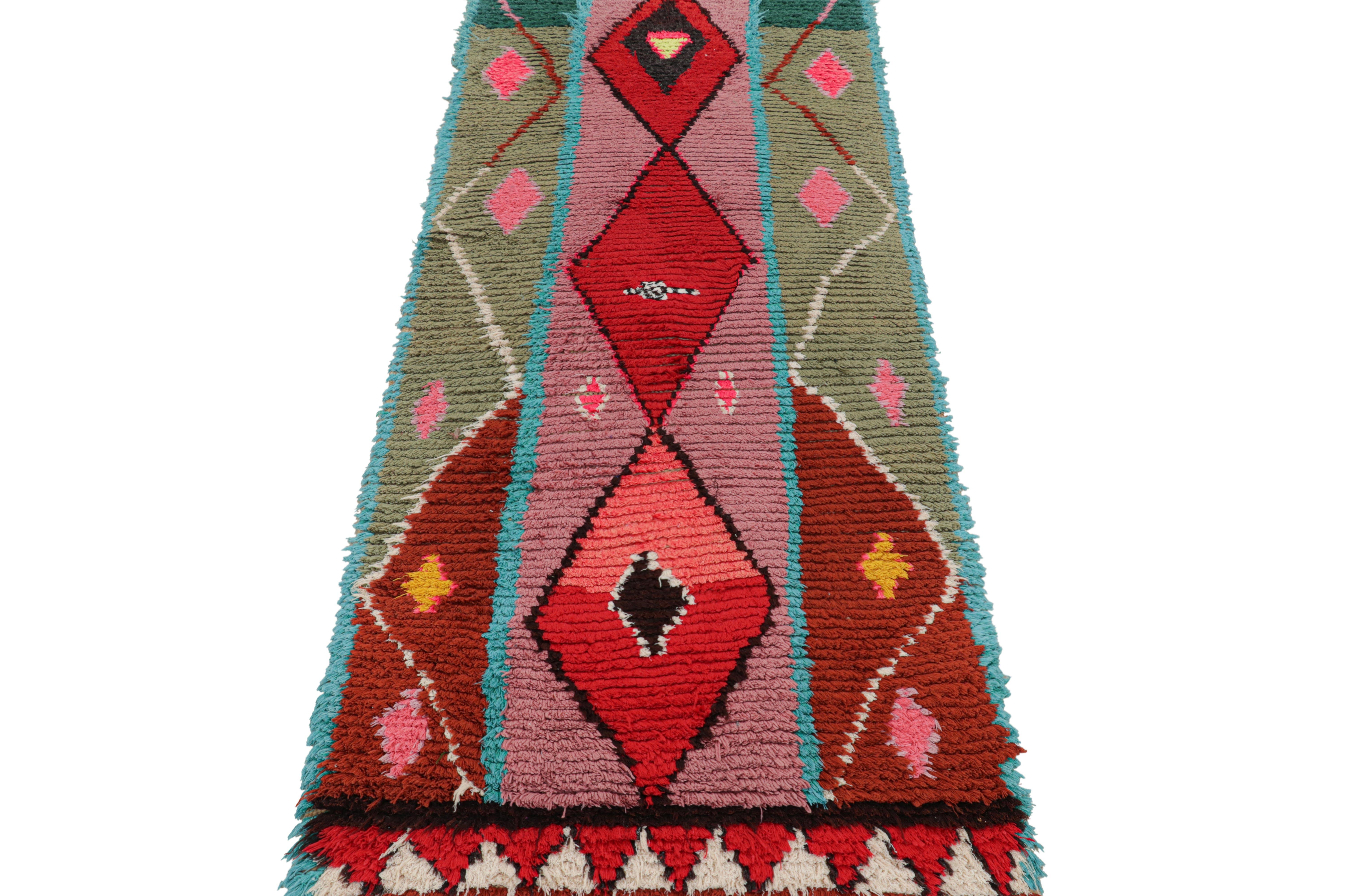 Marokkanischer Vintage-Läufer mit mehrfarbigen Diamantmedaillons, von Rug & Kilim, Vintage im Zustand „Gut“ im Angebot in Long Island City, NY