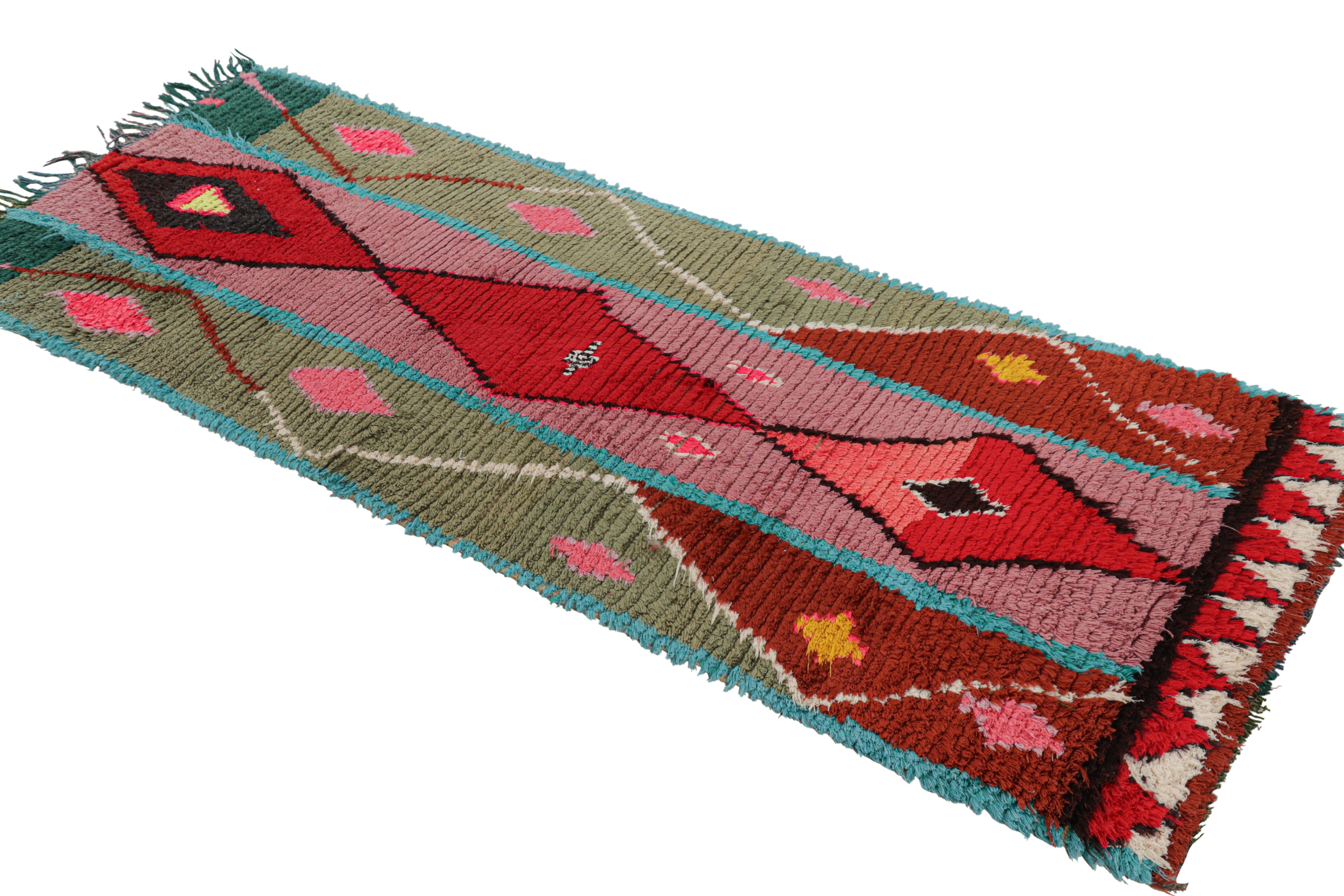 Marokkanischer Vintage-Läufer mit mehrfarbigen Diamantmedaillons, von Rug & Kilim, Vintage (Mitte des 20. Jahrhunderts) im Angebot