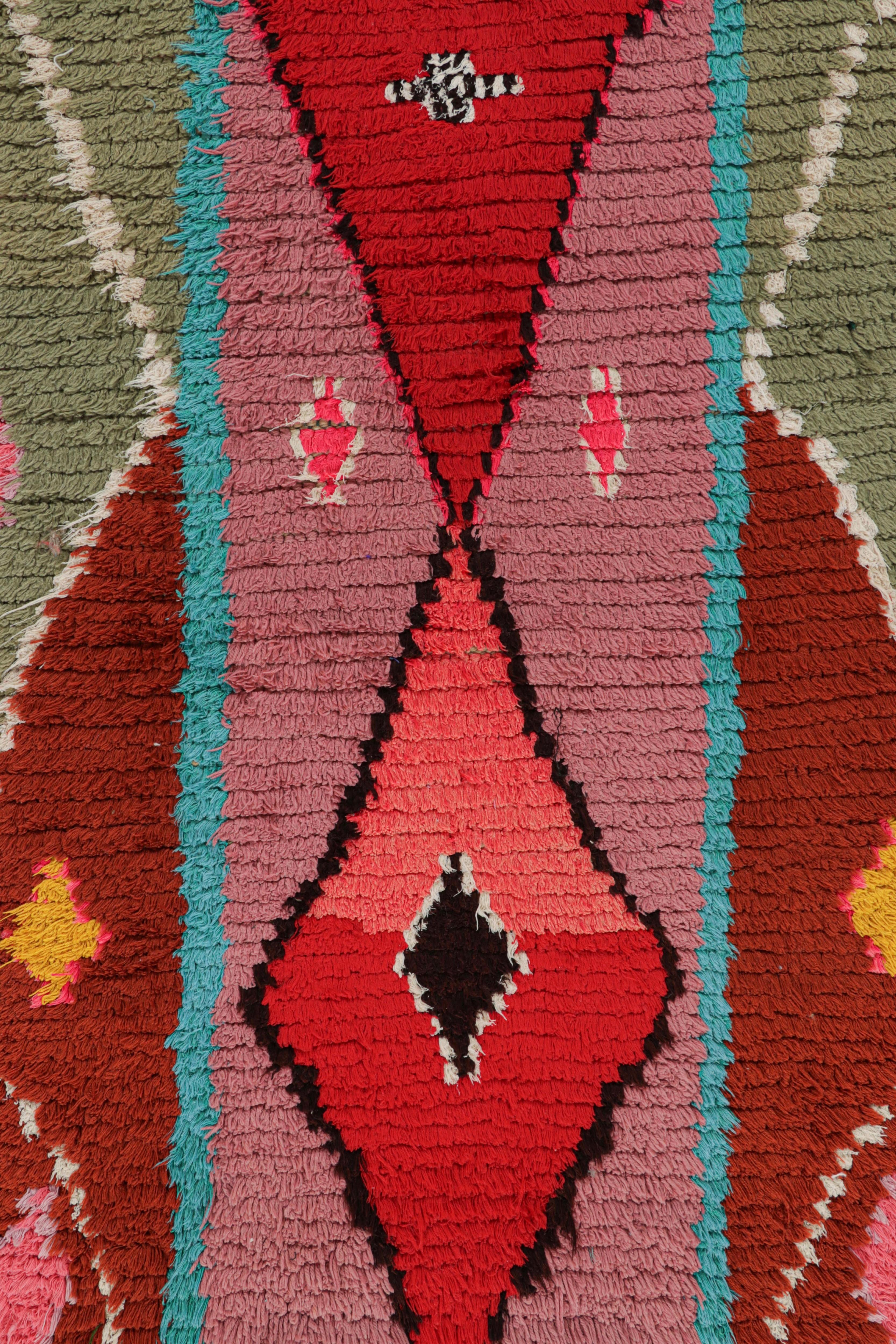 Marokkanischer Vintage-Läufer mit mehrfarbigen Diamantmedaillons, von Rug & Kilim, Vintage (Wolle) im Angebot