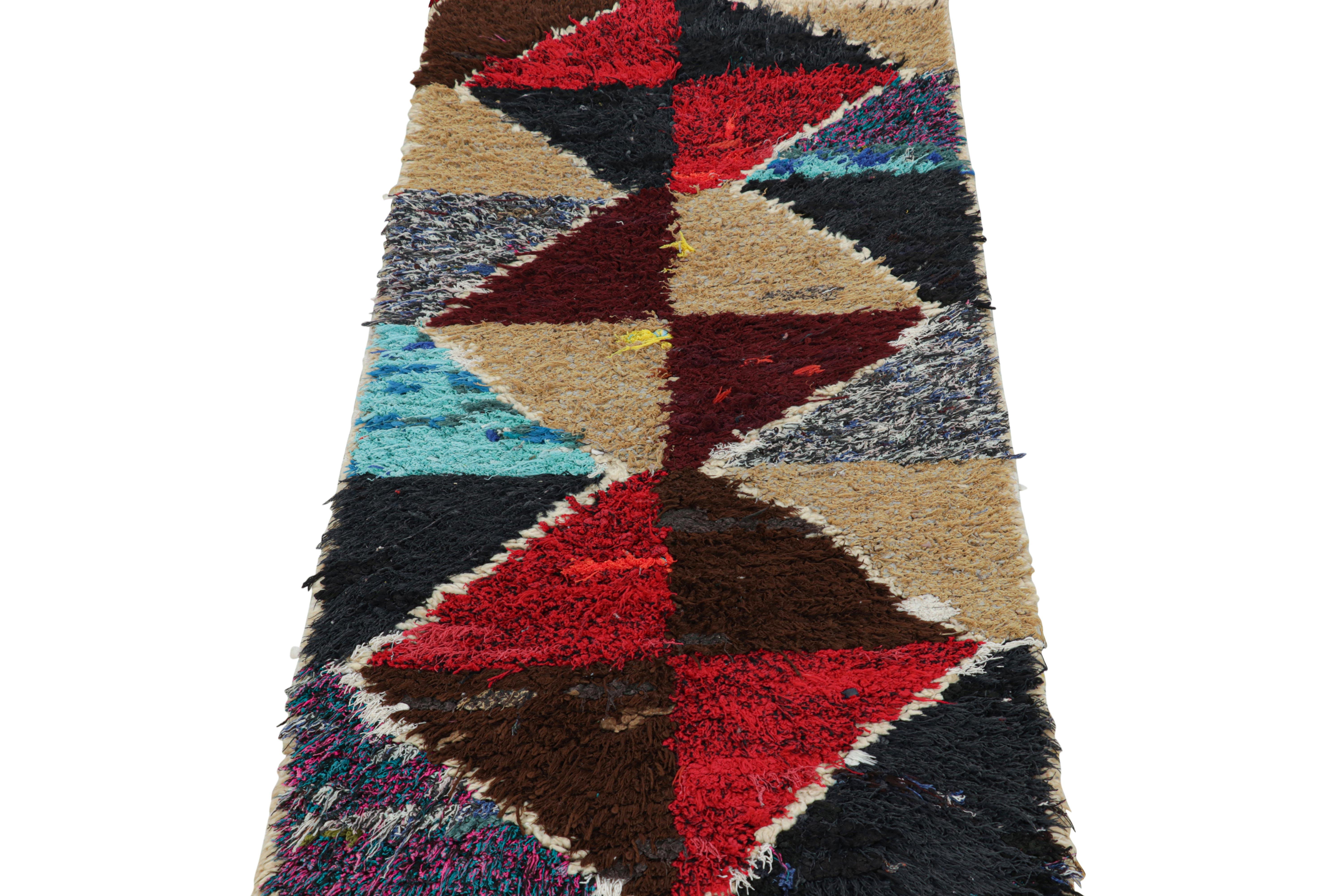 Marokkanischer Vintage-Läufer mit mehrfarbigen Diamantmedaillons  Rug & Kilim im Zustand „Gut“ im Angebot in Long Island City, NY