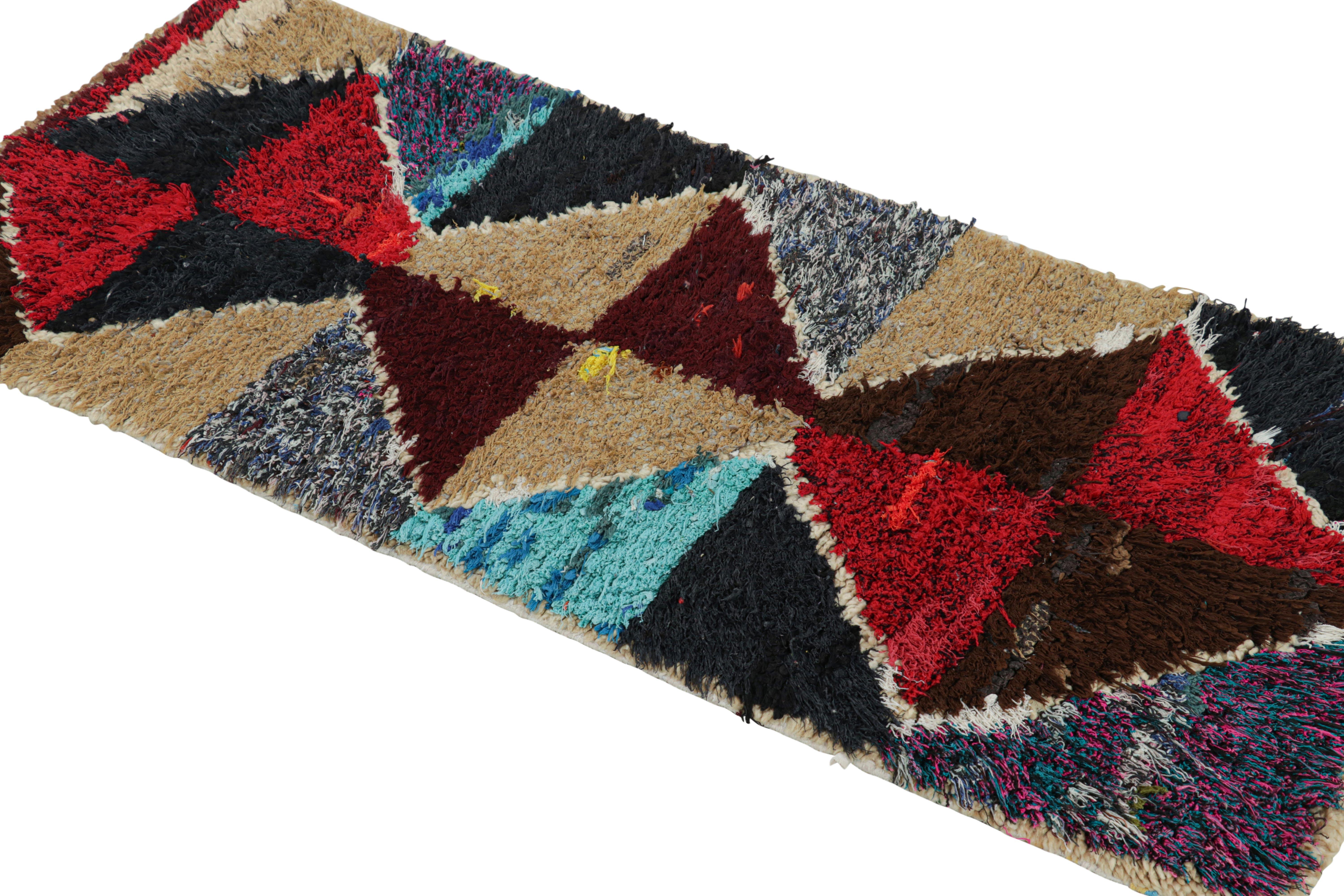 Marokkanischer Vintage-Läufer mit mehrfarbigen Diamantmedaillons  Rug & Kilim (Mitte des 20. Jahrhunderts) im Angebot