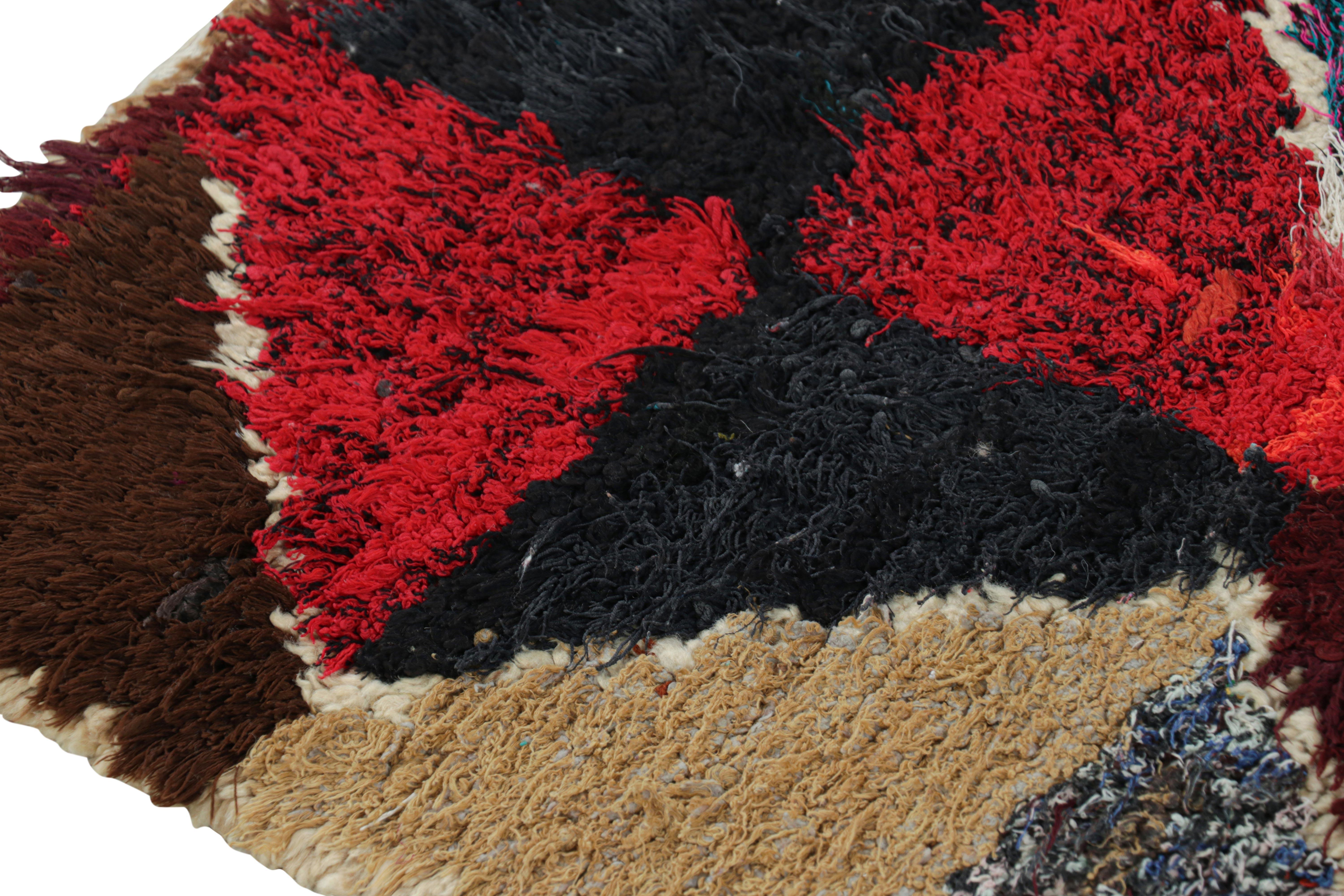 Marokkanischer Vintage-Läufer mit mehrfarbigen Diamantmedaillons  Rug & Kilim (Wolle) im Angebot