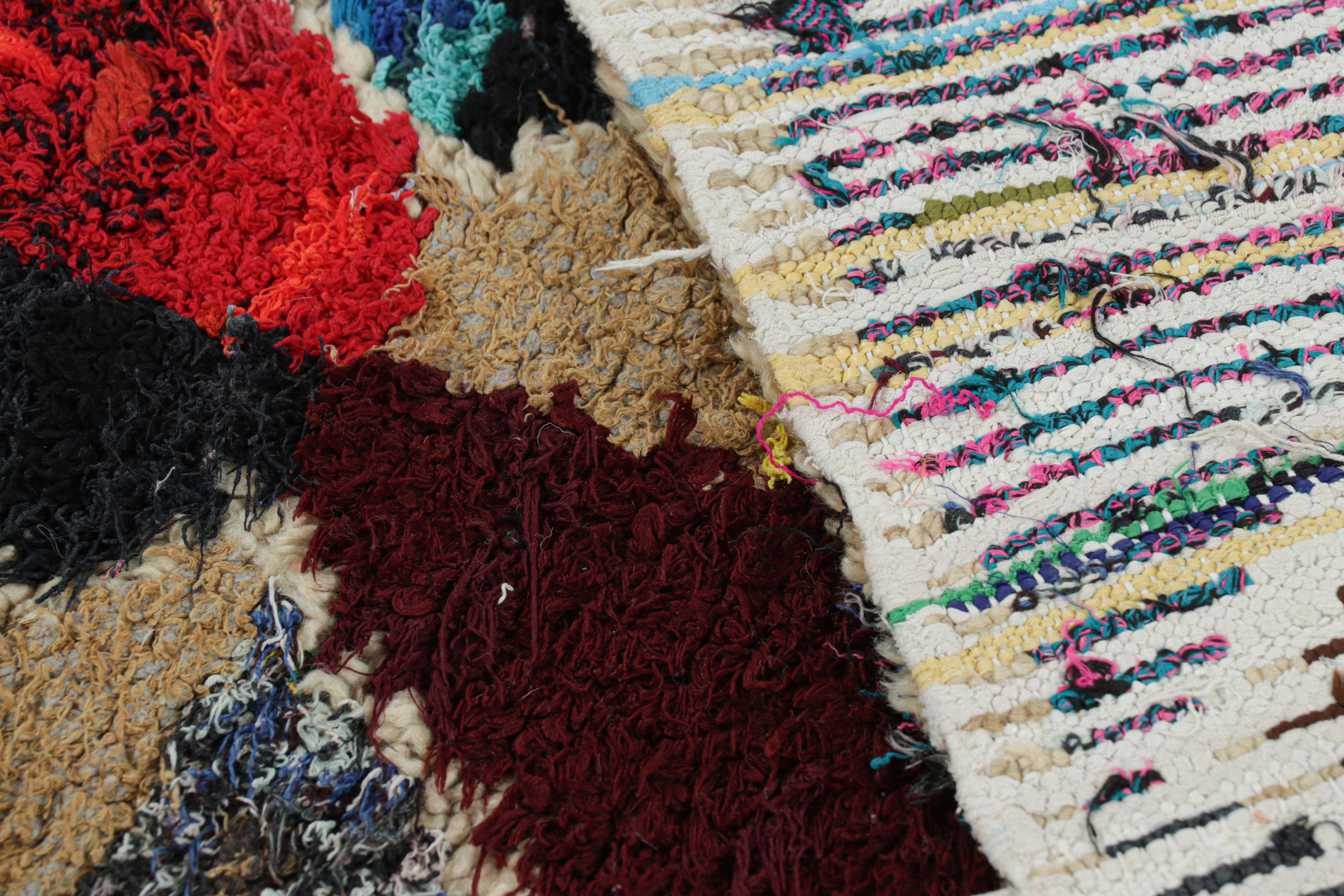 Marokkanischer Vintage-Läufer mit mehrfarbigen Diamantmedaillons  Rug & Kilim im Angebot 1
