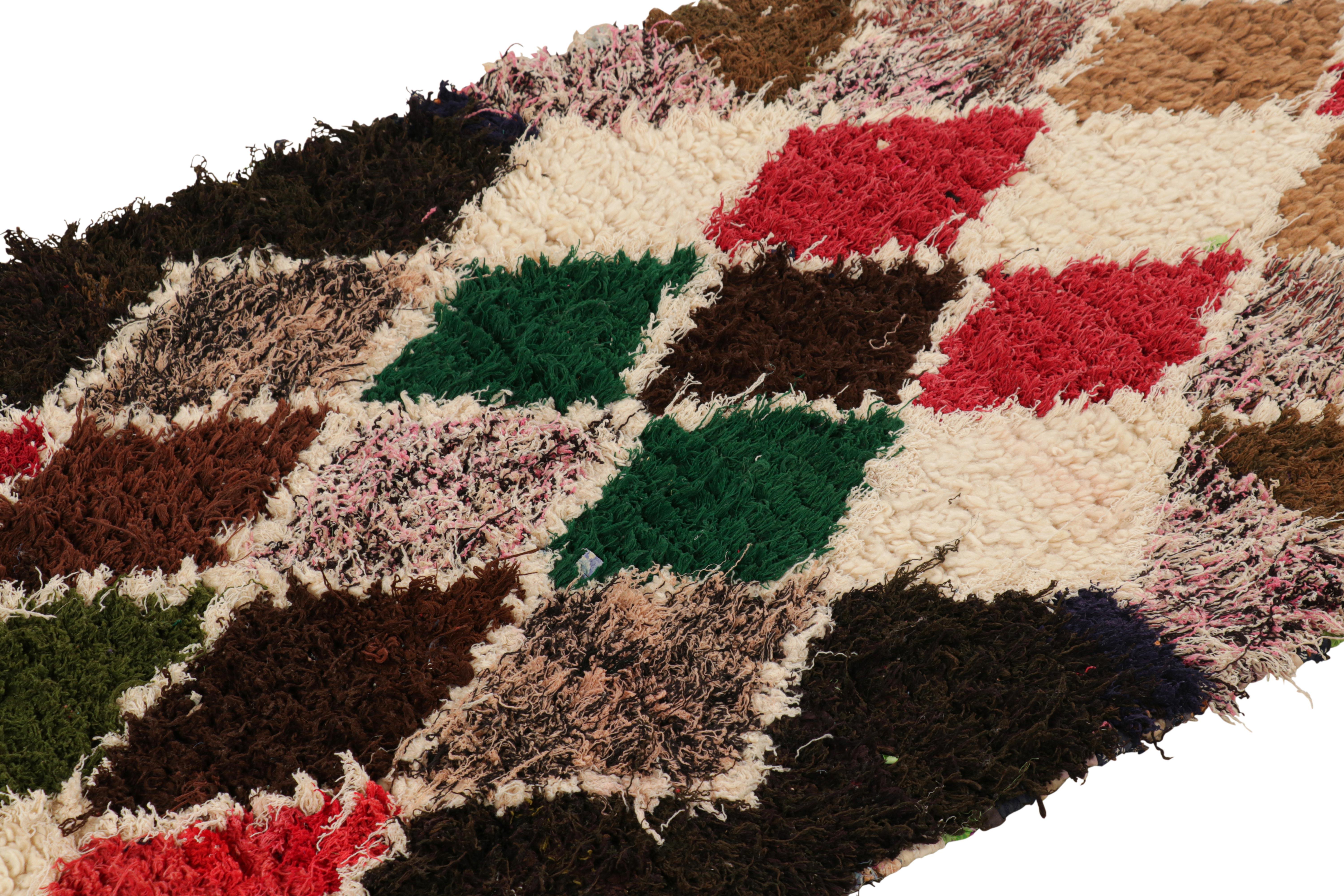 Dieser handgeknüpfte Wollteppich aus Marokko (ca. 1950-1960) in der Größe 3x6 ist ein äußerst seltenes Stück, wie so wenige seiner Herkunft. 

Über das Design: 

Bewunderer des Handwerks werden feststellen, dass dieses Stück im Shabby-Chic-Stil ein
