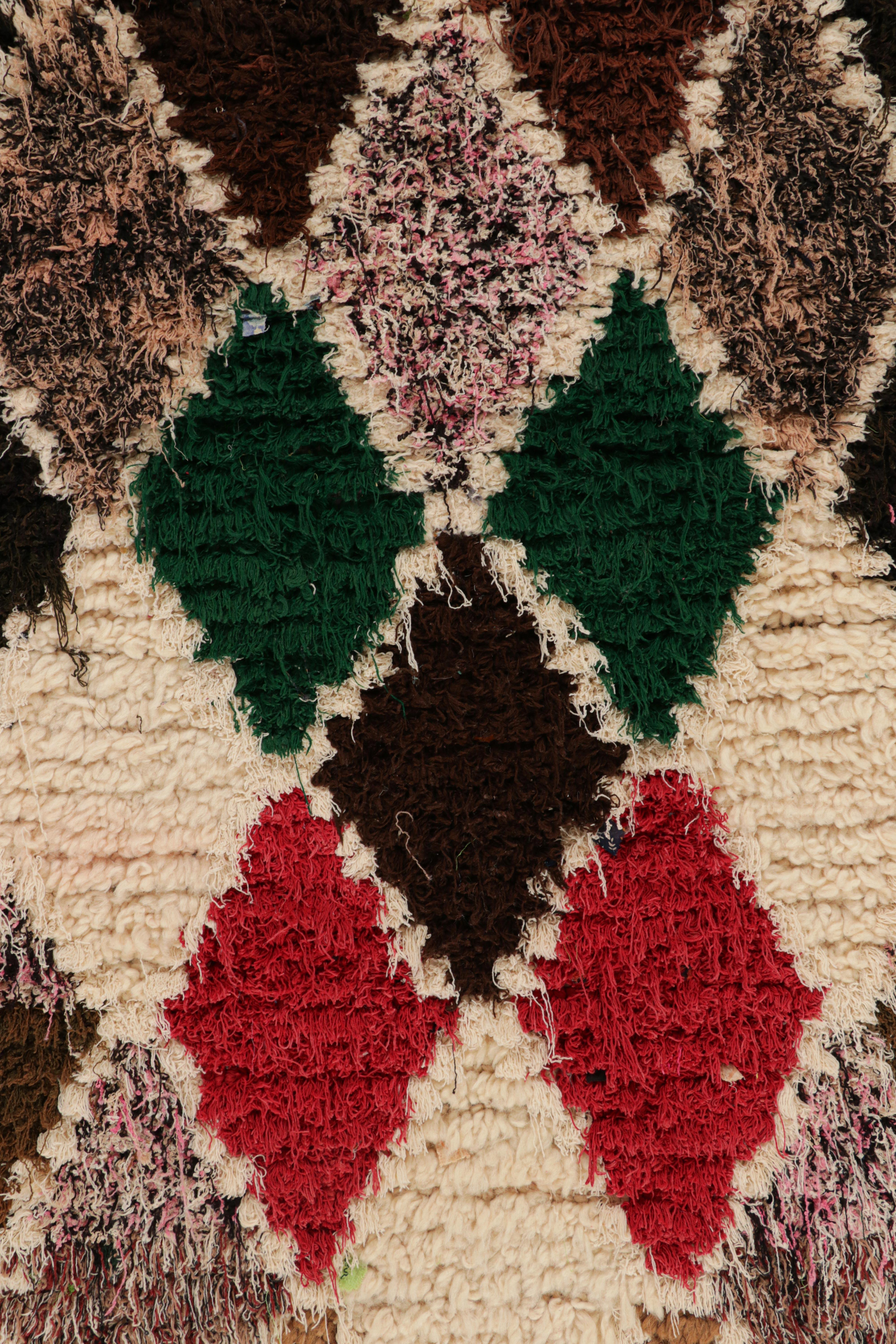 Marokkanischer Vintage-Läufer im Vintage-Stil mit mehrfarbigen Diamantmuster, von Rug & Kilim (Handgeknüpft) im Angebot