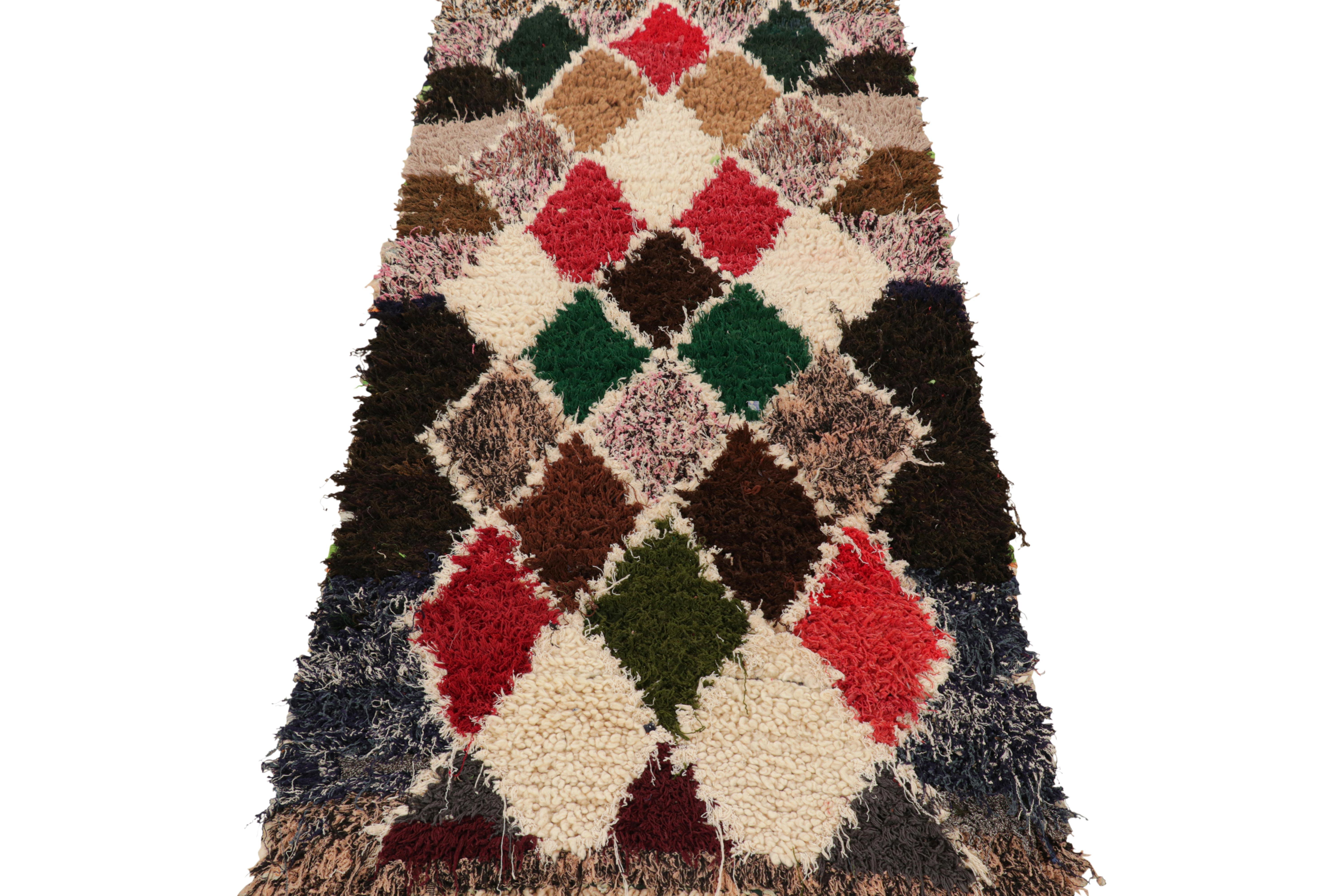 Marokkanischer Vintage-Läufer im Vintage-Stil mit mehrfarbigen Diamantmuster, von Rug & Kilim im Zustand „Gut“ im Angebot in Long Island City, NY