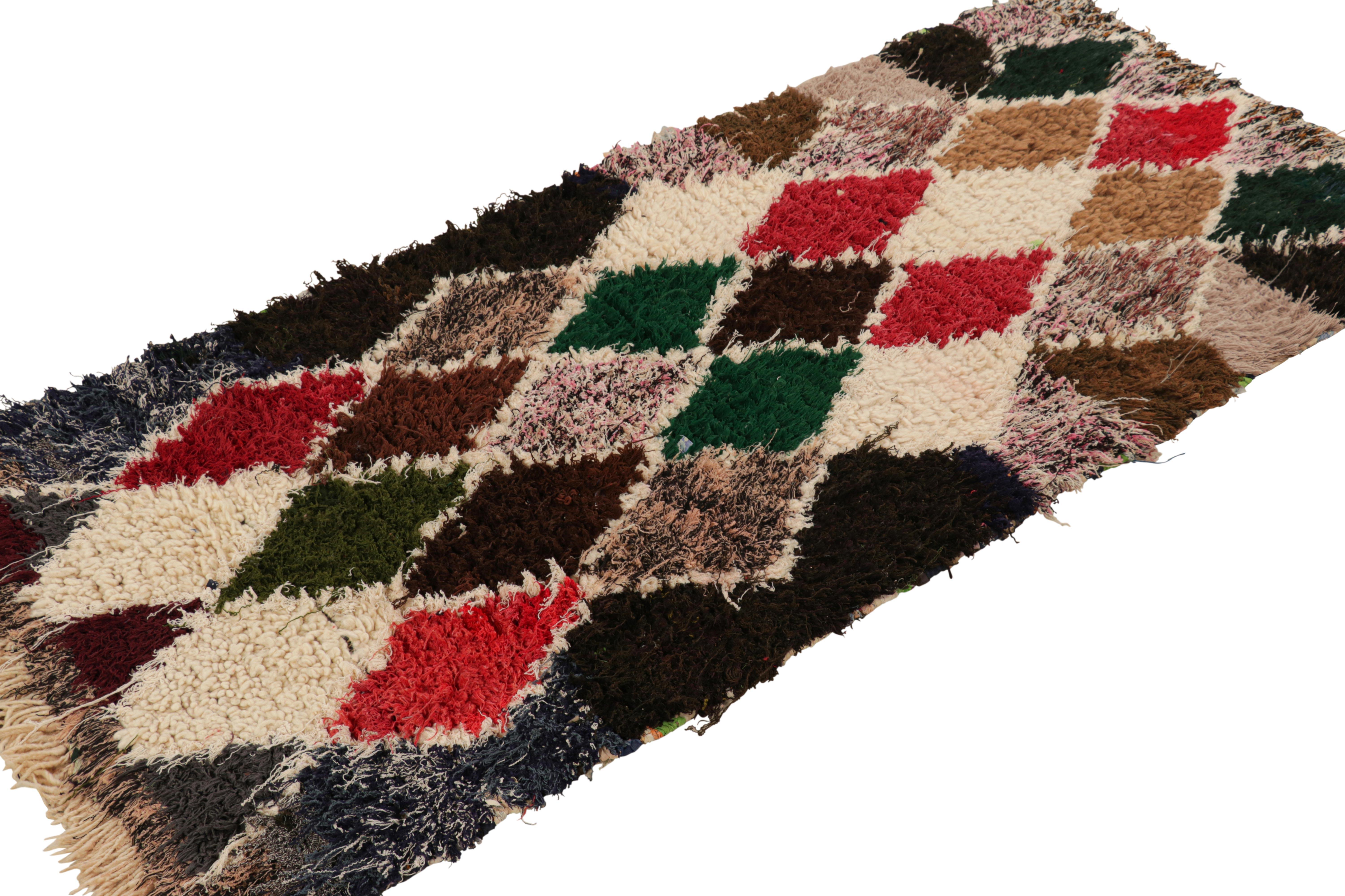 Marokkanischer Vintage-Läufer im Vintage-Stil mit mehrfarbigen Diamantmuster, von Rug & Kilim (Mitte des 20. Jahrhunderts) im Angebot