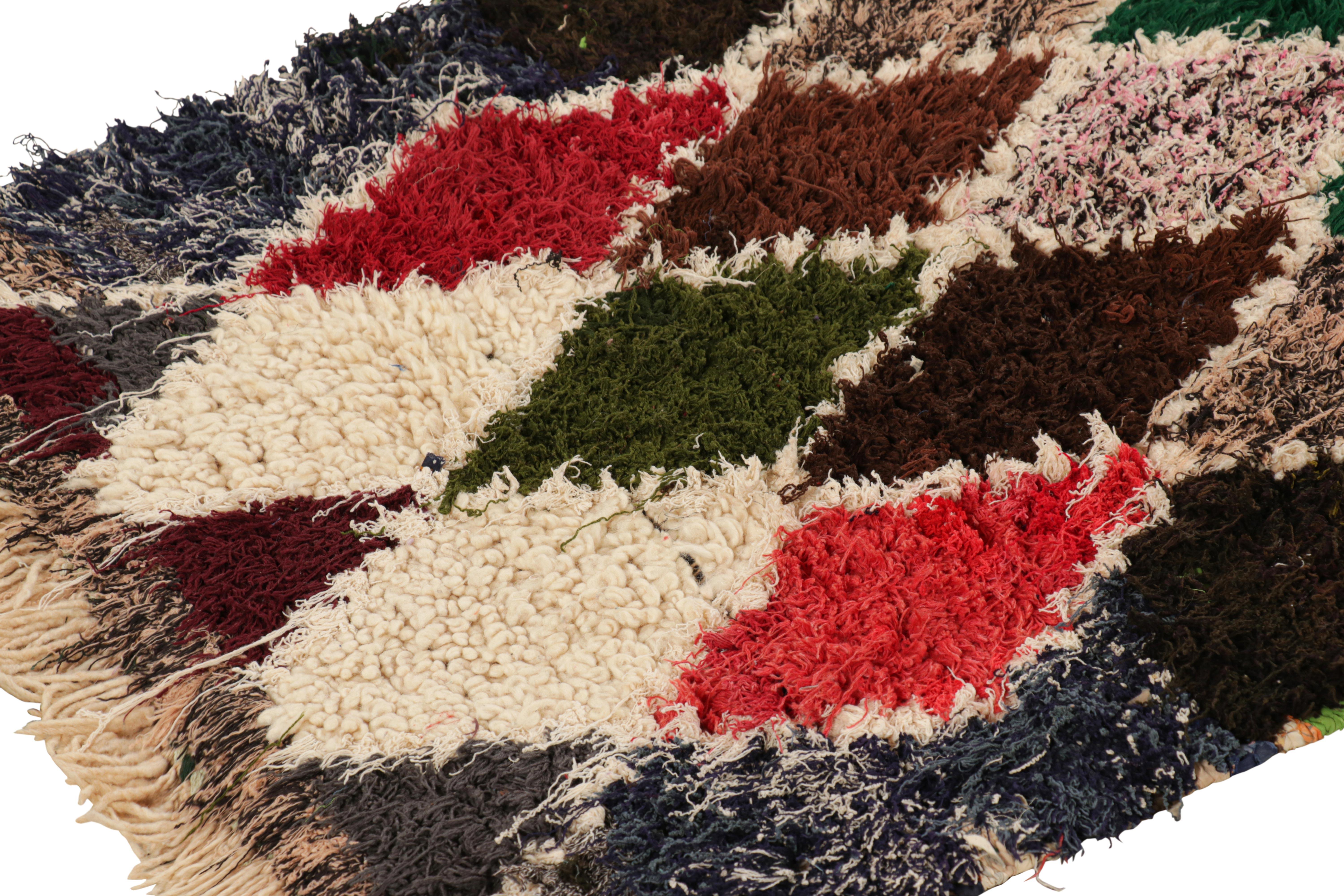 Marokkanischer Vintage-Läufer im Vintage-Stil mit mehrfarbigen Diamantmuster, von Rug & Kilim (Wolle) im Angebot