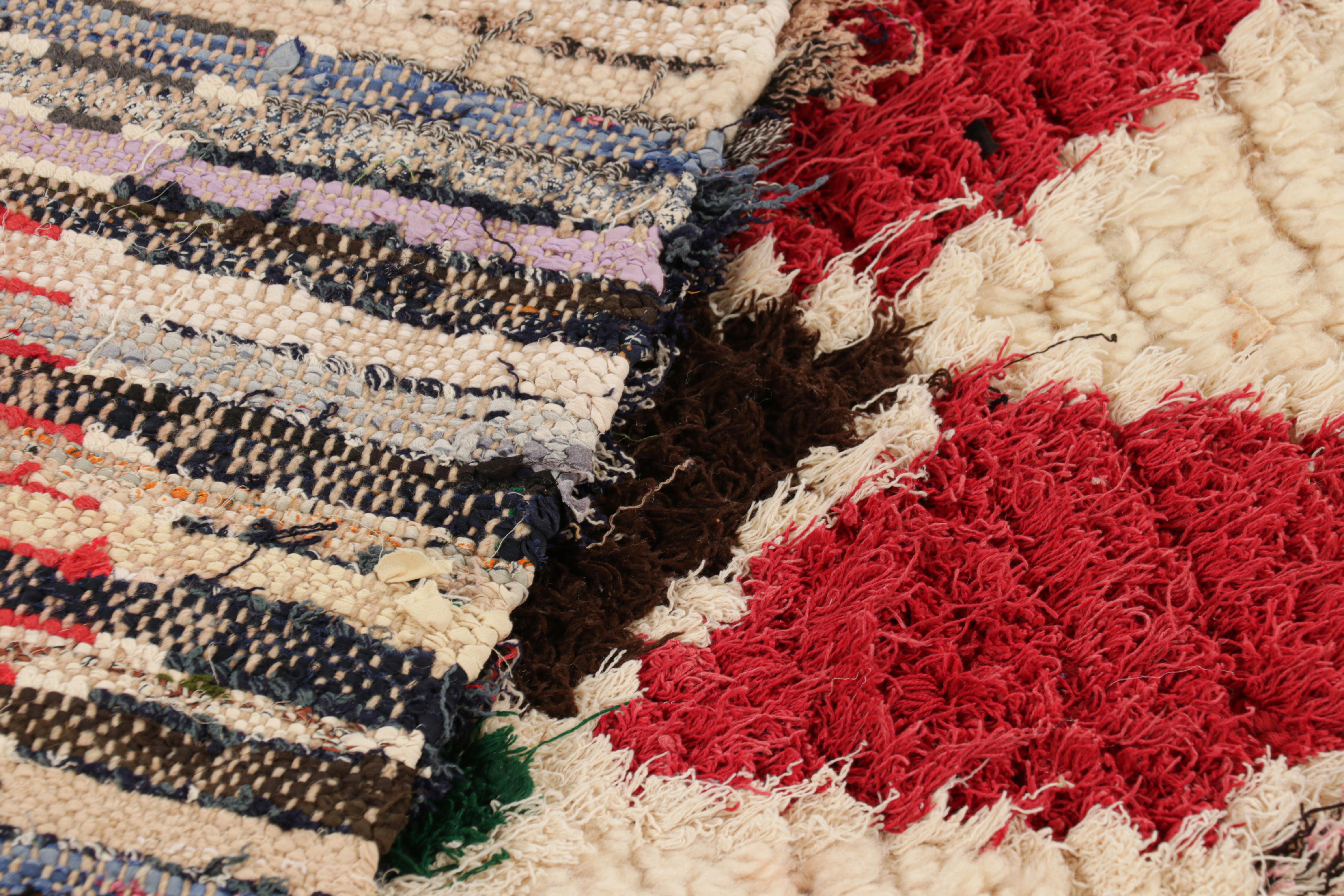 Marokkanischer Vintage-Läufer im Vintage-Stil mit mehrfarbigen Diamantmuster, von Rug & Kilim im Angebot 1