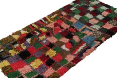 Marokkanischer Vintage-Läufer mit polychromen geometrischen Mustern, von Rug & Kilim
