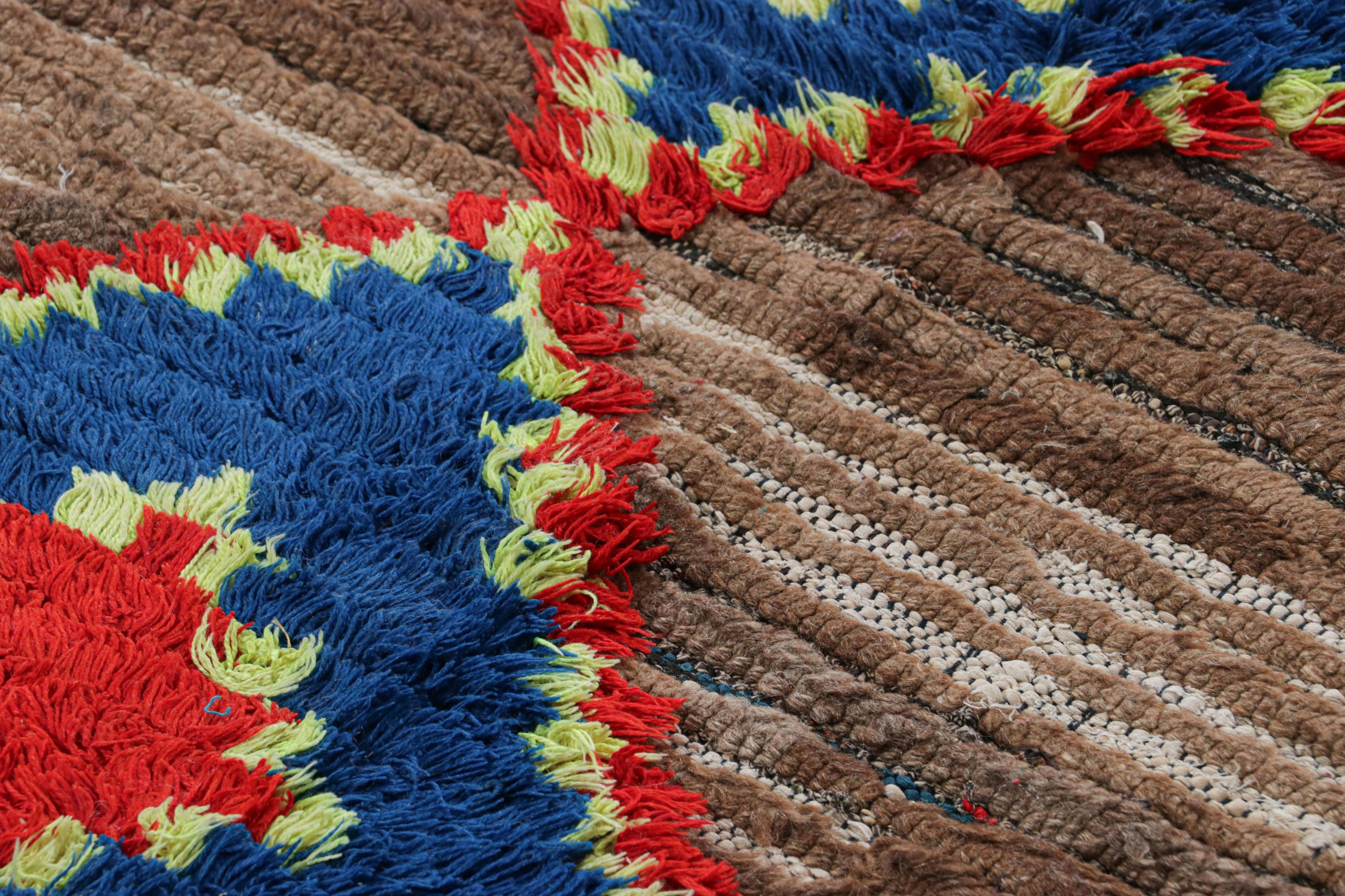 Dieser handgeknüpfte Wollteppich aus Marokko (ca. 1950-1960) in der Größe 3x10 ist ein seltenes Exemplar und gehört zu den aufregendsten Neuzugängen in der Kollektion von Rug & Kilim aus der Mitte des Jahrhunderts.

Über das Design: 

Dieser