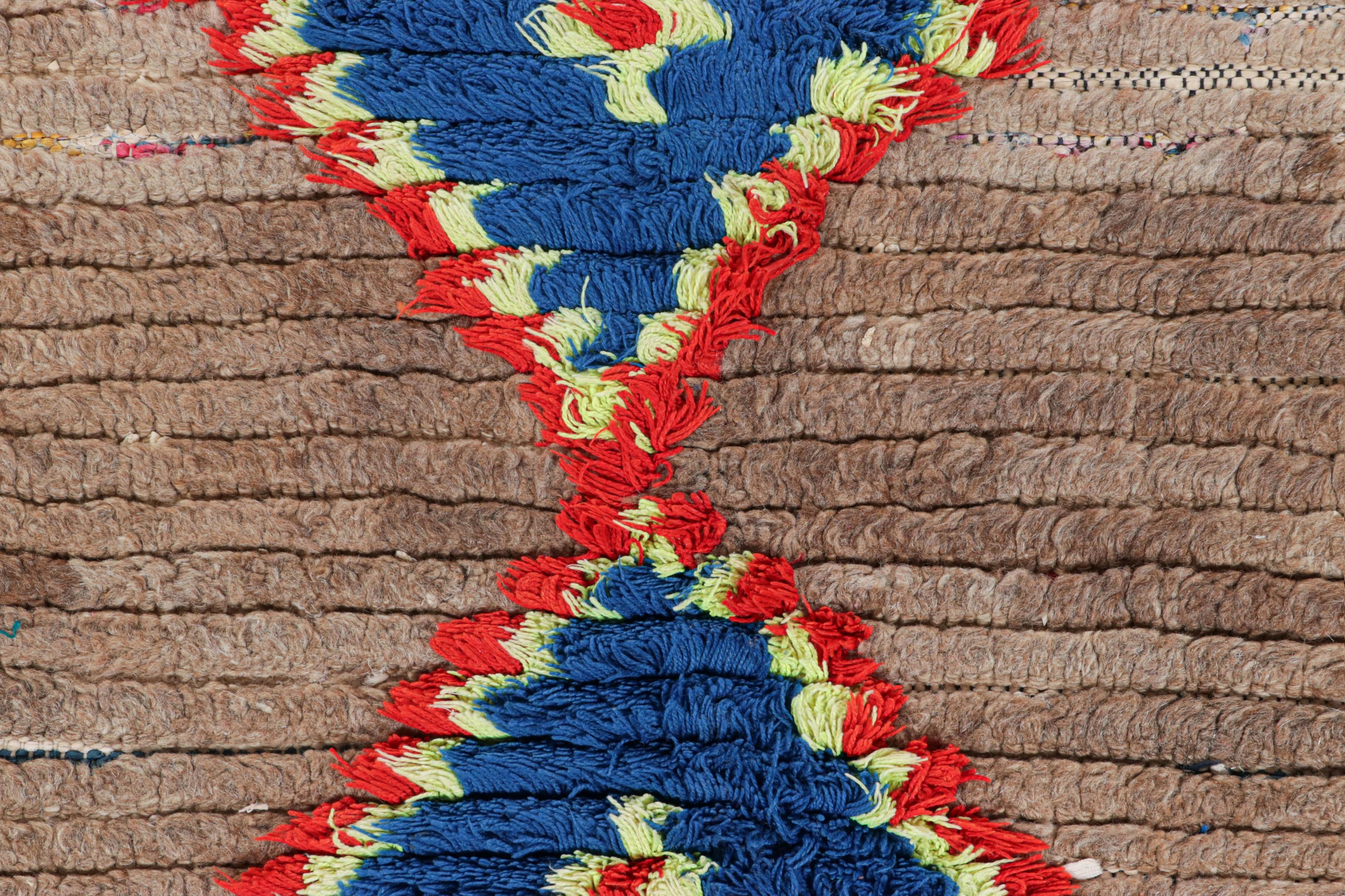 Vintage Marokkanischer Läufer mit roten & blauen Diamantmedaillons - Rug & Kilim (Stammeskunst) im Angebot