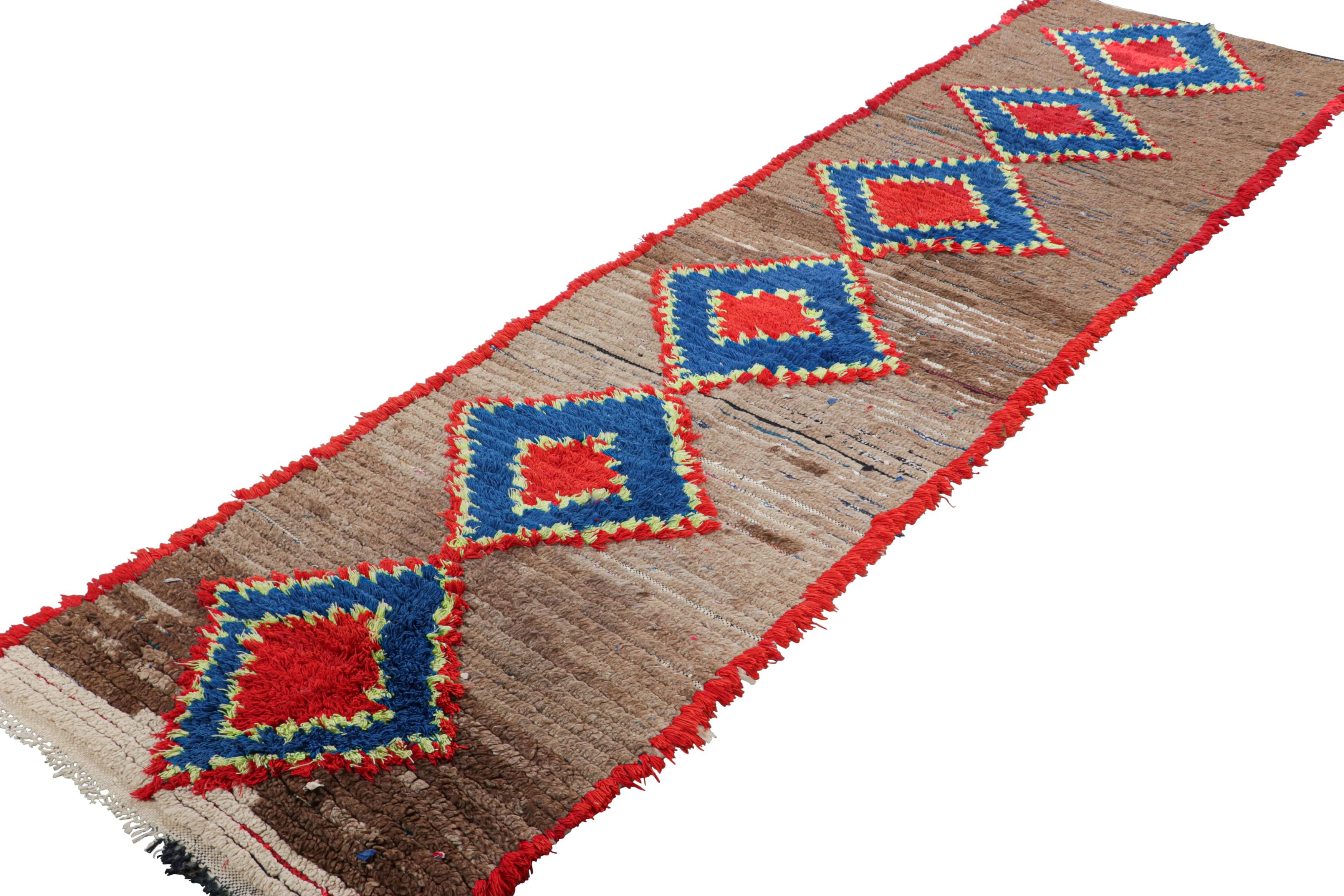 Vintage Marokkanischer Läufer mit roten & blauen Diamantmedaillons - Rug & Kilim (Handgeknüpft) im Angebot