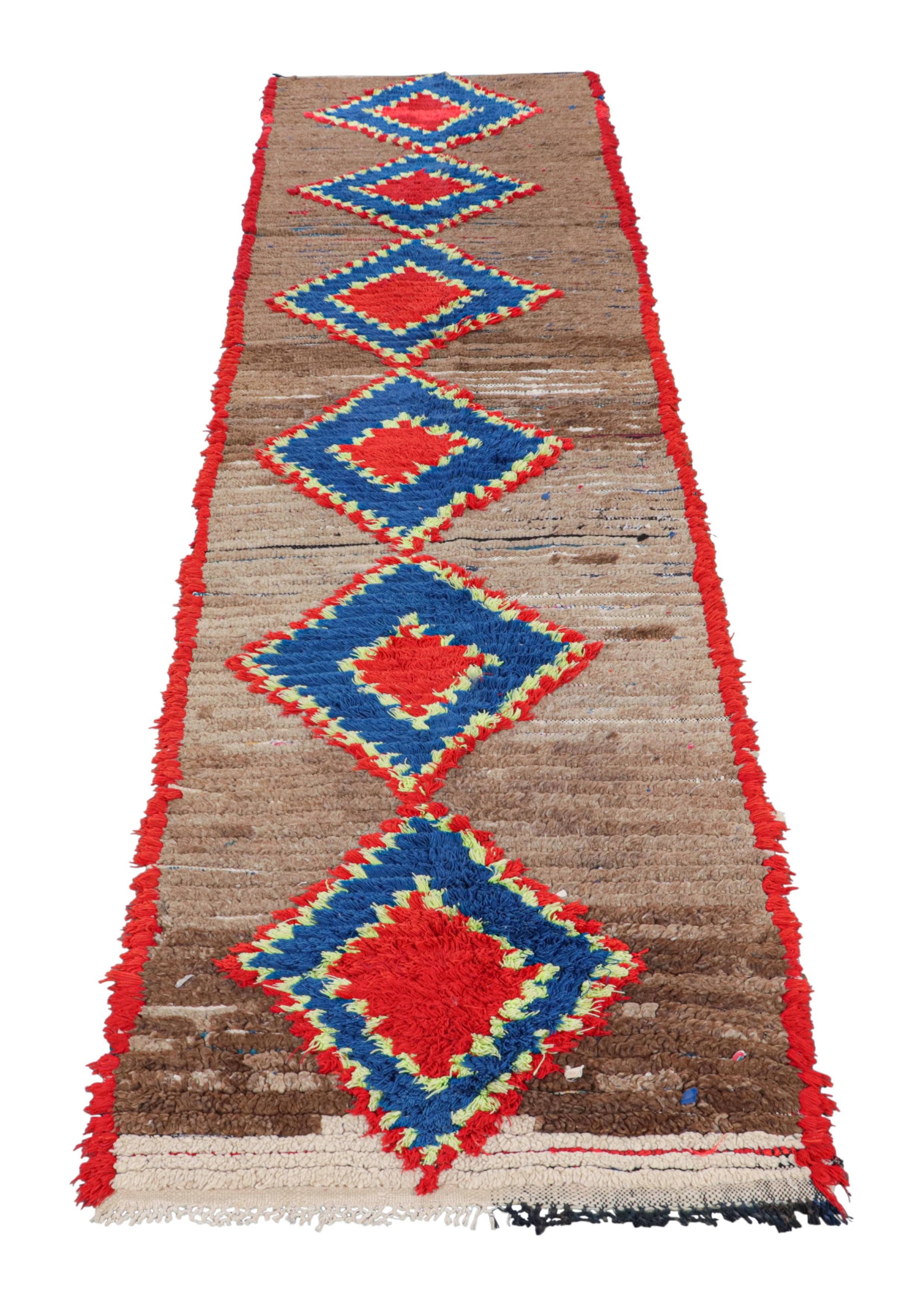 Vintage Marokkanischer Läufer mit roten & blauen Diamantmedaillons - Rug & Kilim im Zustand „Gut“ im Angebot in Long Island City, NY