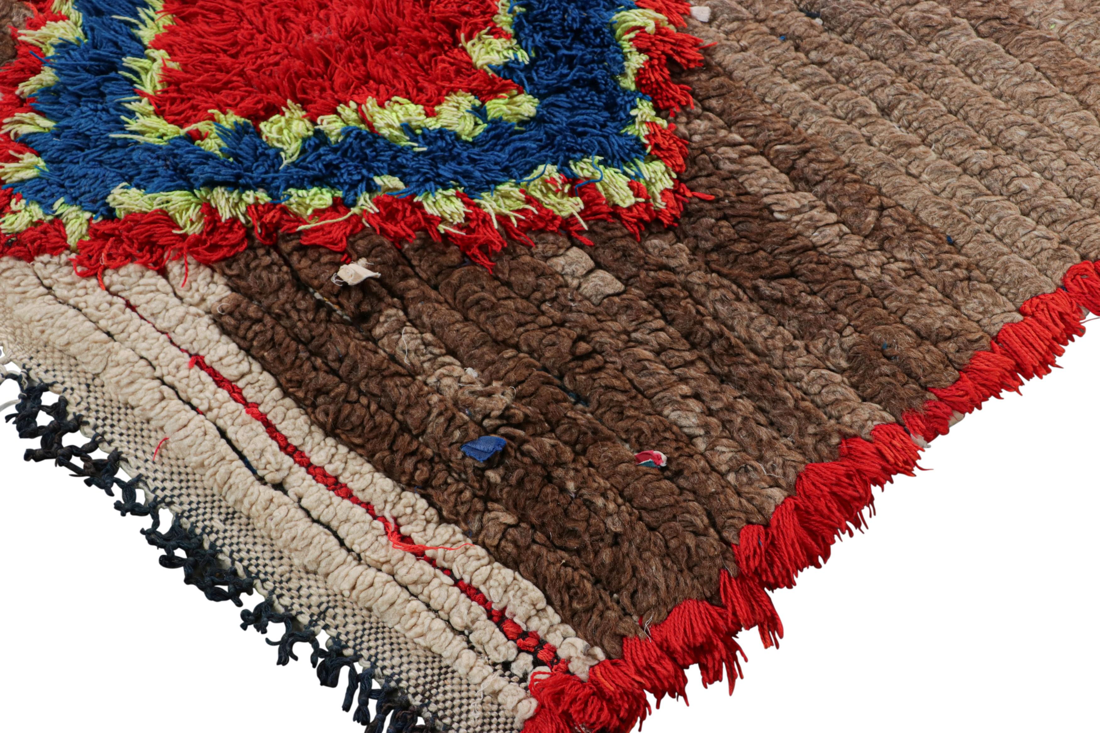 Vintage Marokkanischer Läufer mit roten & blauen Diamantmedaillons - Rug & Kilim (Mitte des 20. Jahrhunderts) im Angebot