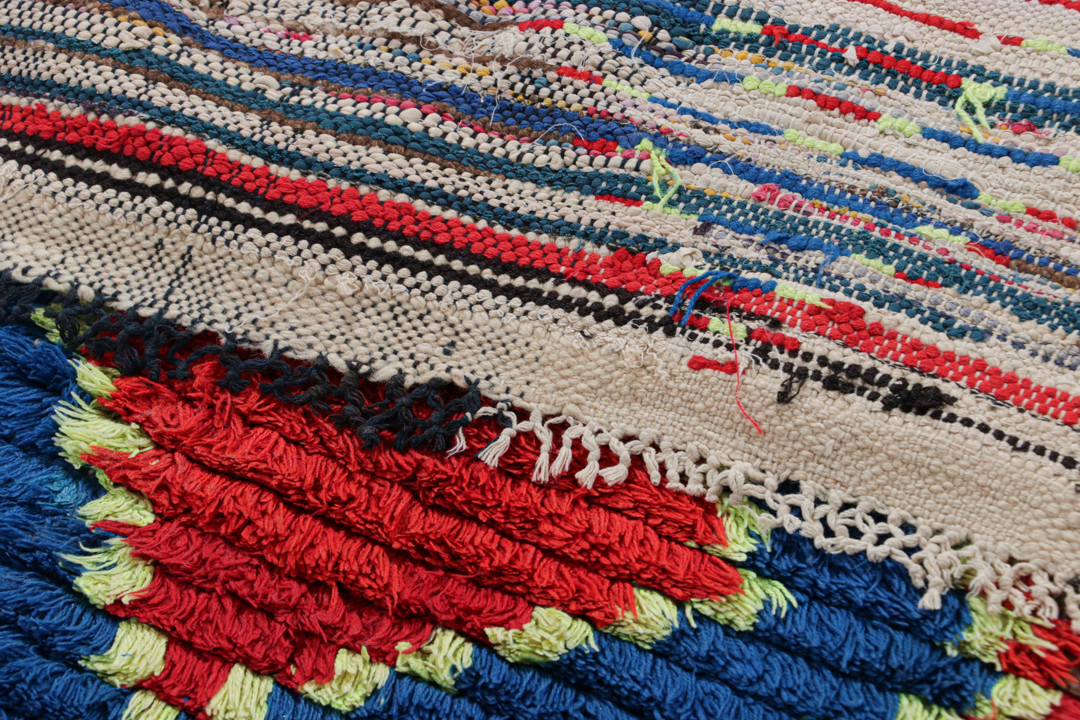 Vintage Marokkanischer Läufer mit roten & blauen Diamantmedaillons - Rug & Kilim (Wolle) im Angebot