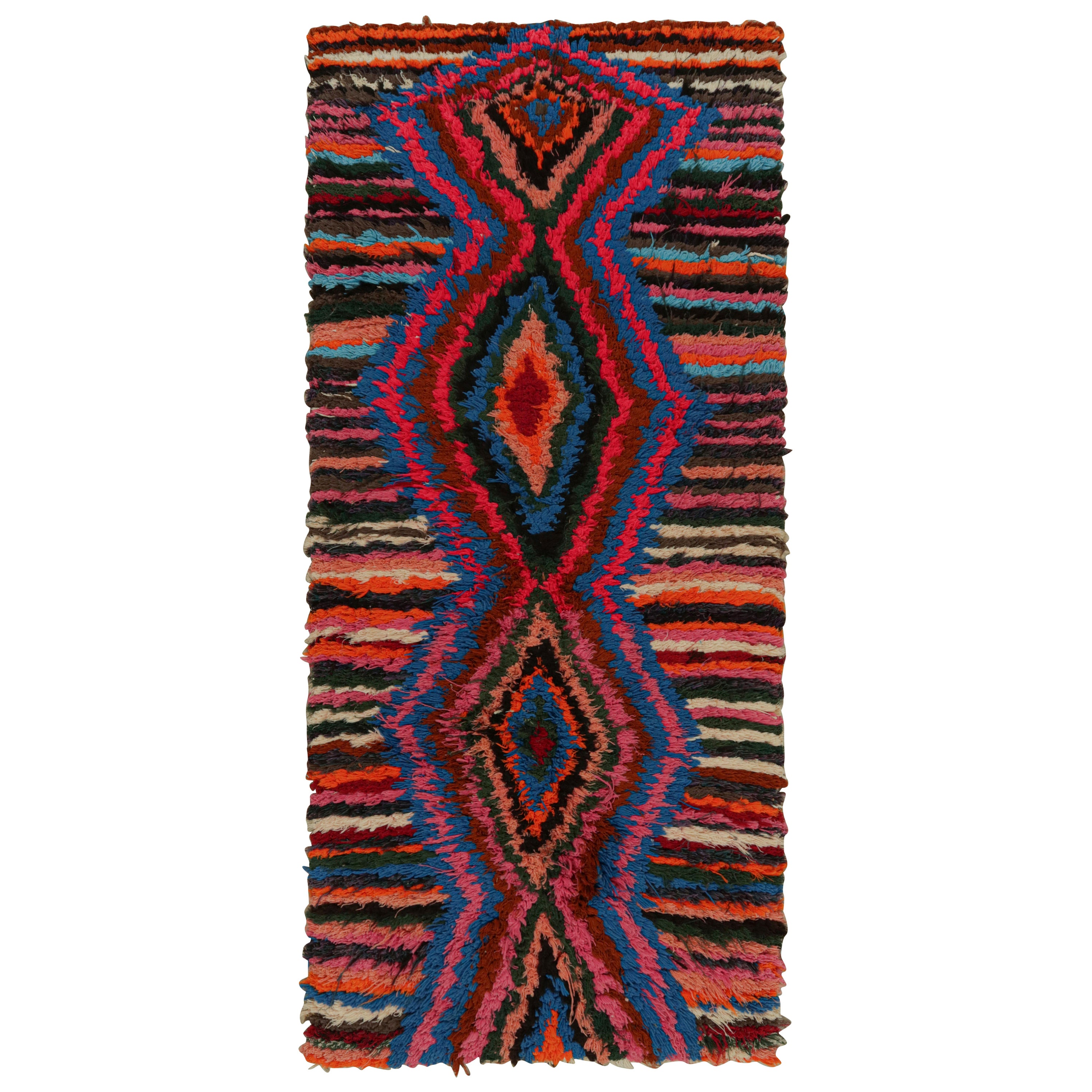 Tappeto marocchino vintage con strisce e medaglioni a diamante, da Rug & Kilim