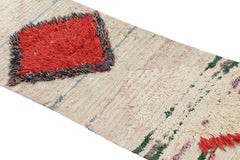 Tapis de couloir marocain vintage avec médaillons de diamants blancs et rouges  Rug & Kilim