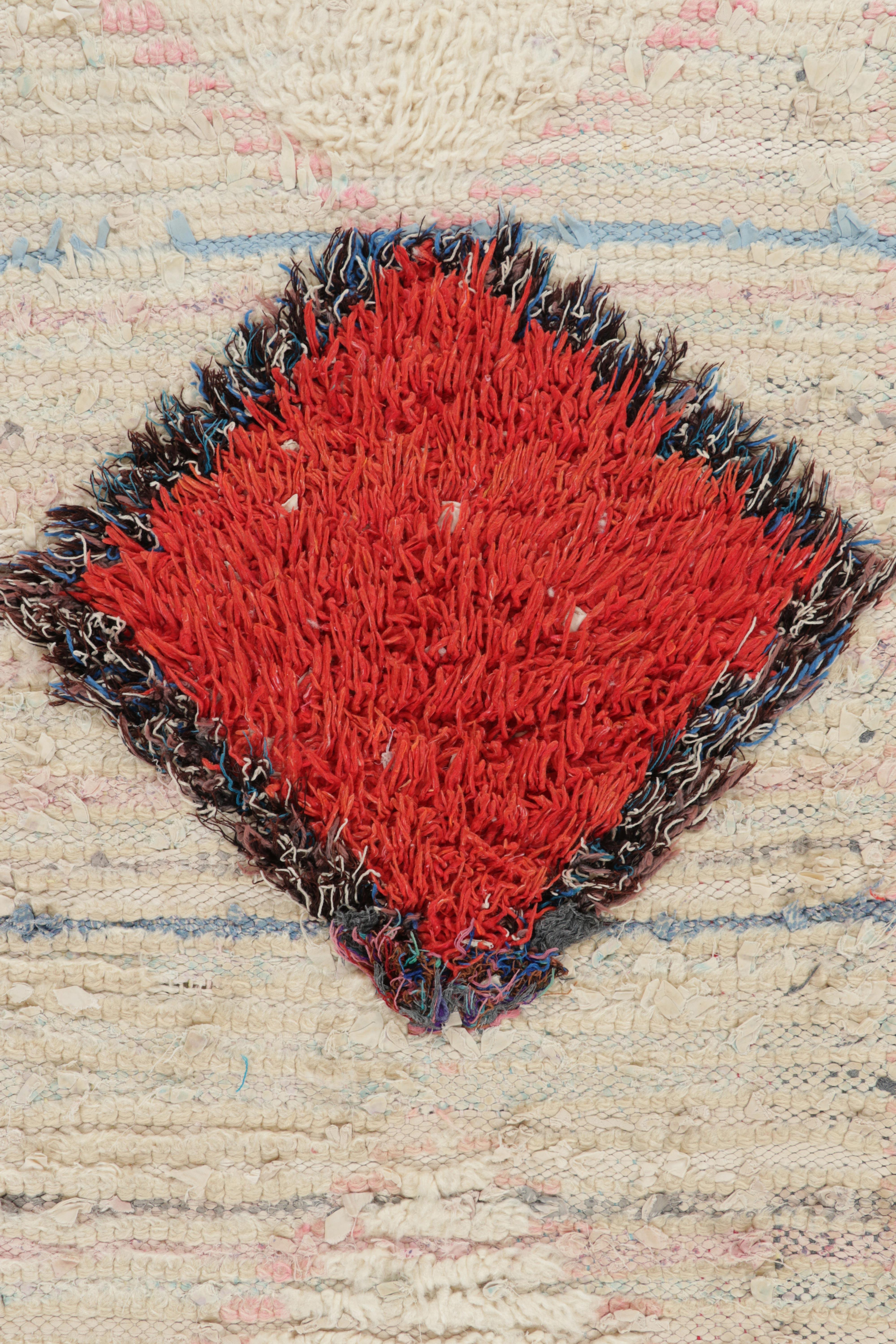 Marocain Tapis de couloir marocain vintage avec médaillons de diamants blancs et rouges  Rug & Kilim en vente