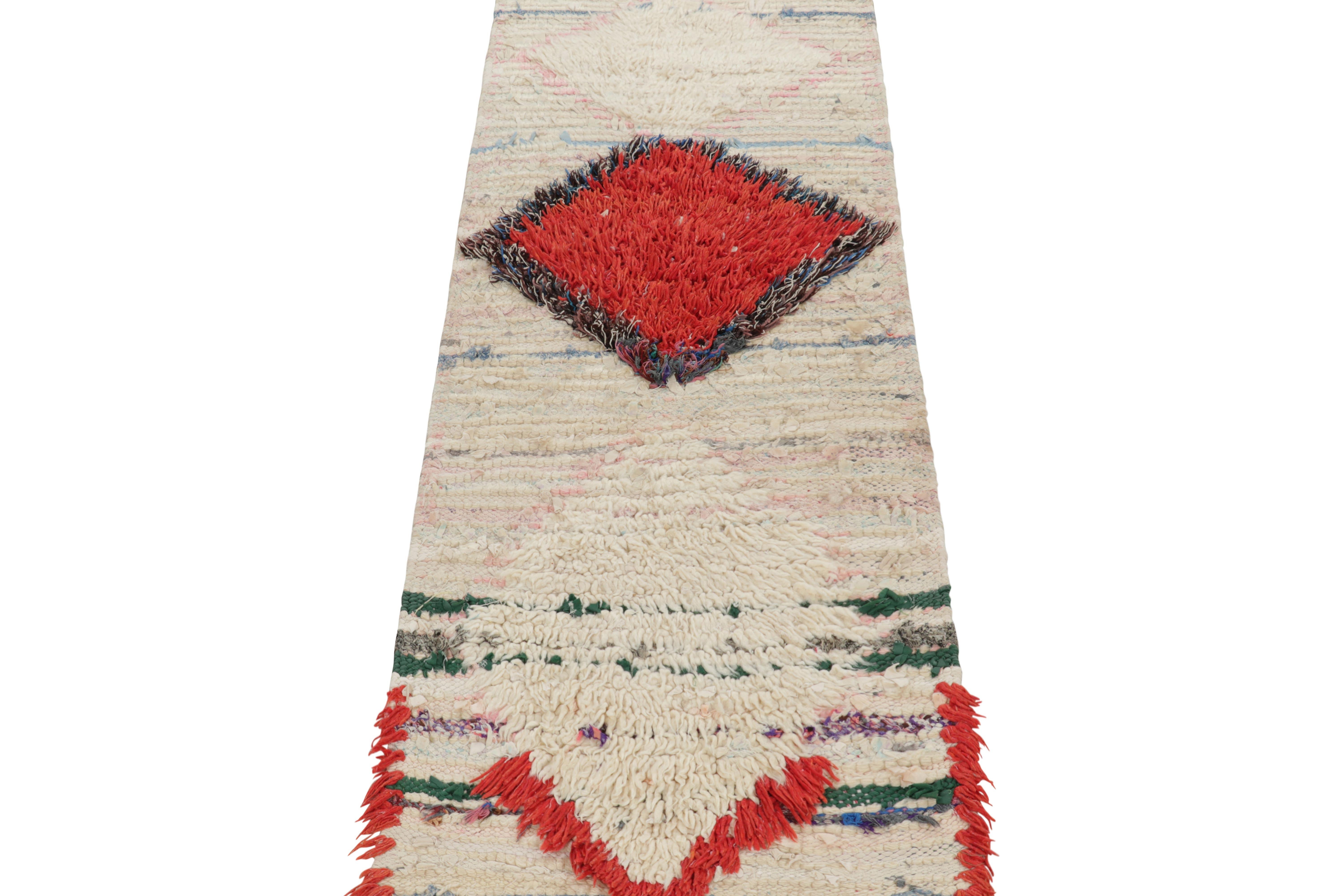 Noué à la main Tapis de couloir marocain vintage avec médaillons de diamants blancs et rouges  Rug & Kilim en vente