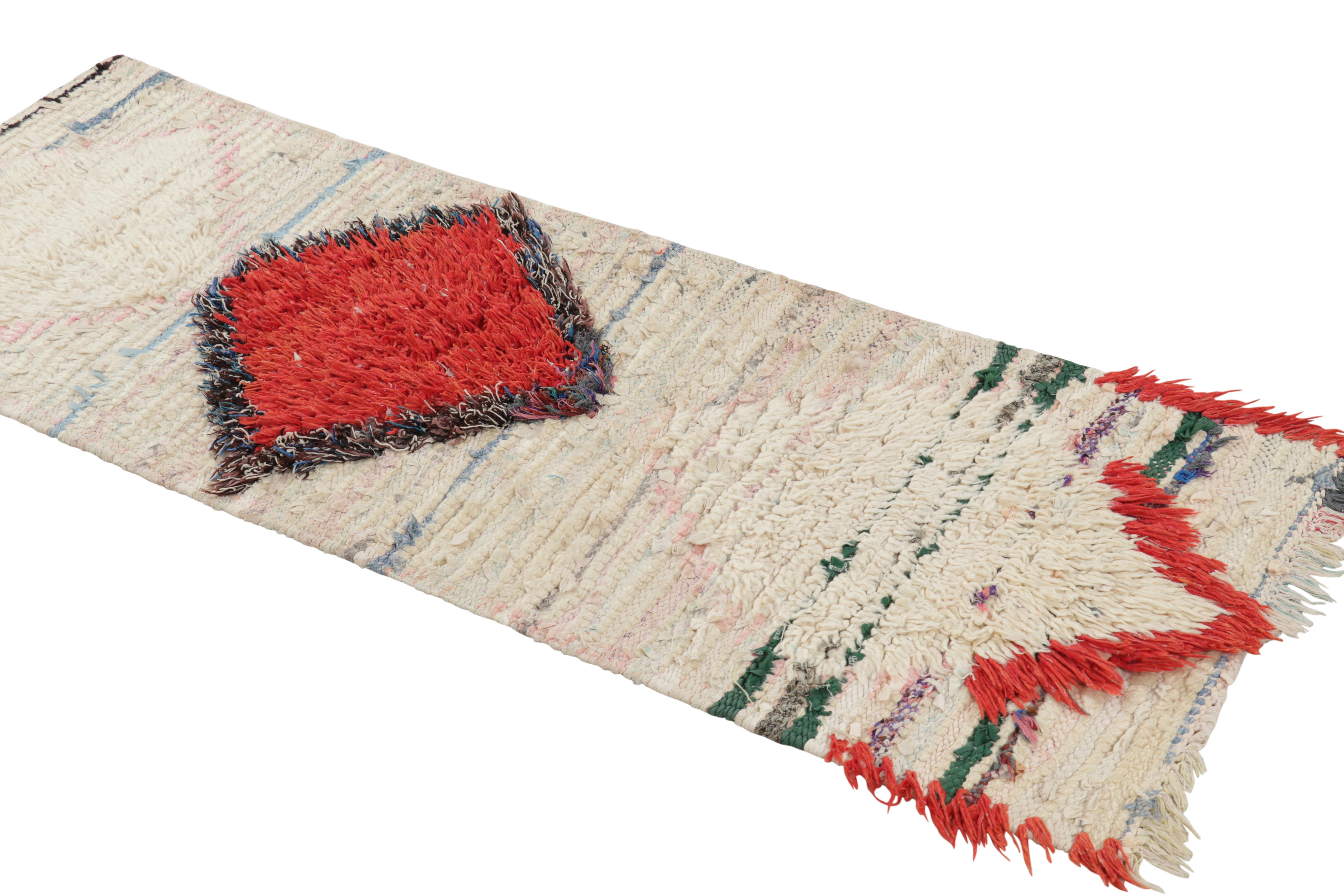 Tapis de couloir marocain vintage avec médaillons de diamants blancs et rouges  Rug & Kilim Neuf - En vente à Long Island City, NY