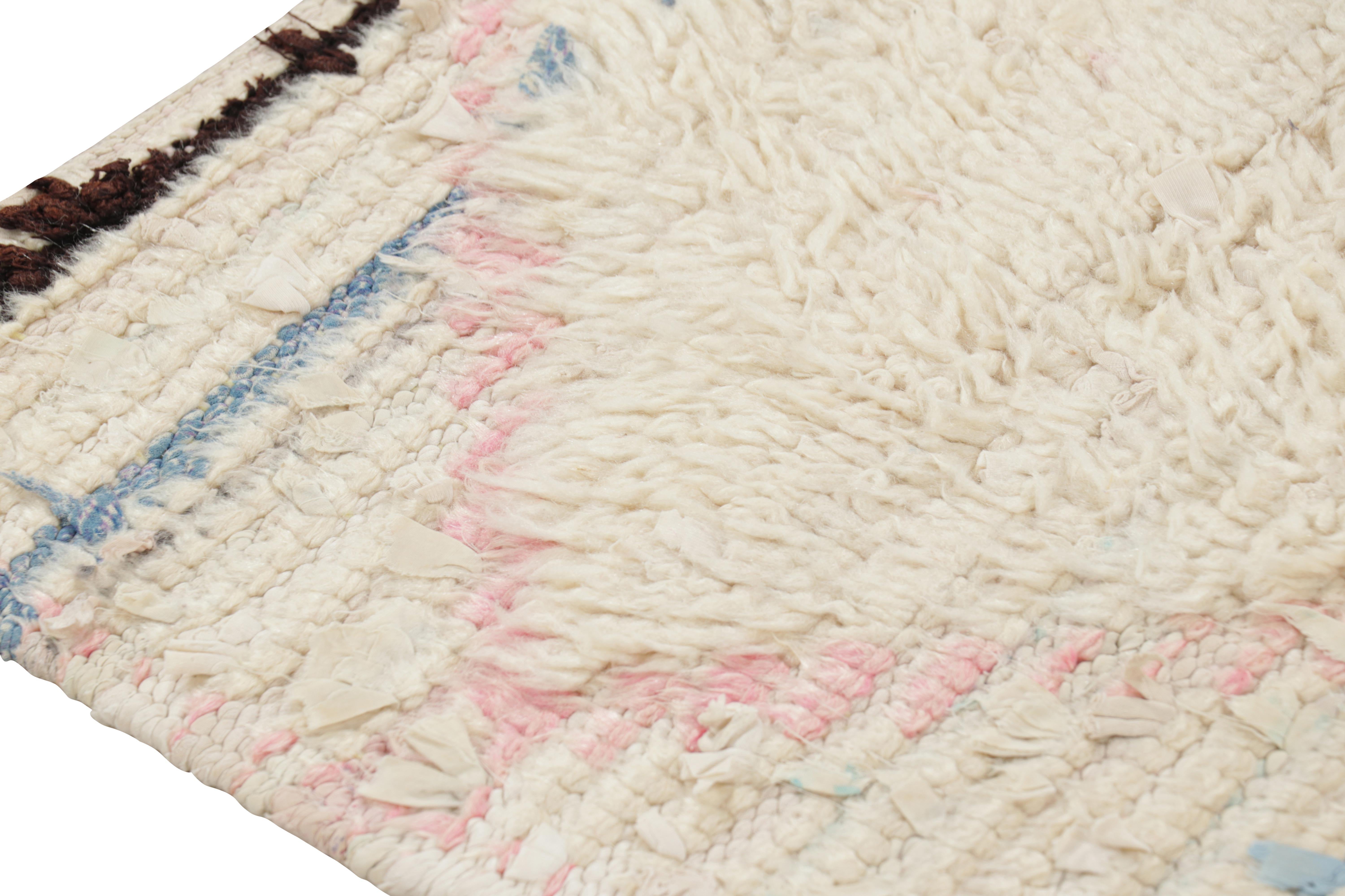 XXIe siècle et contemporain Tapis de couloir marocain vintage avec médaillons de diamants blancs et rouges  Rug & Kilim en vente
