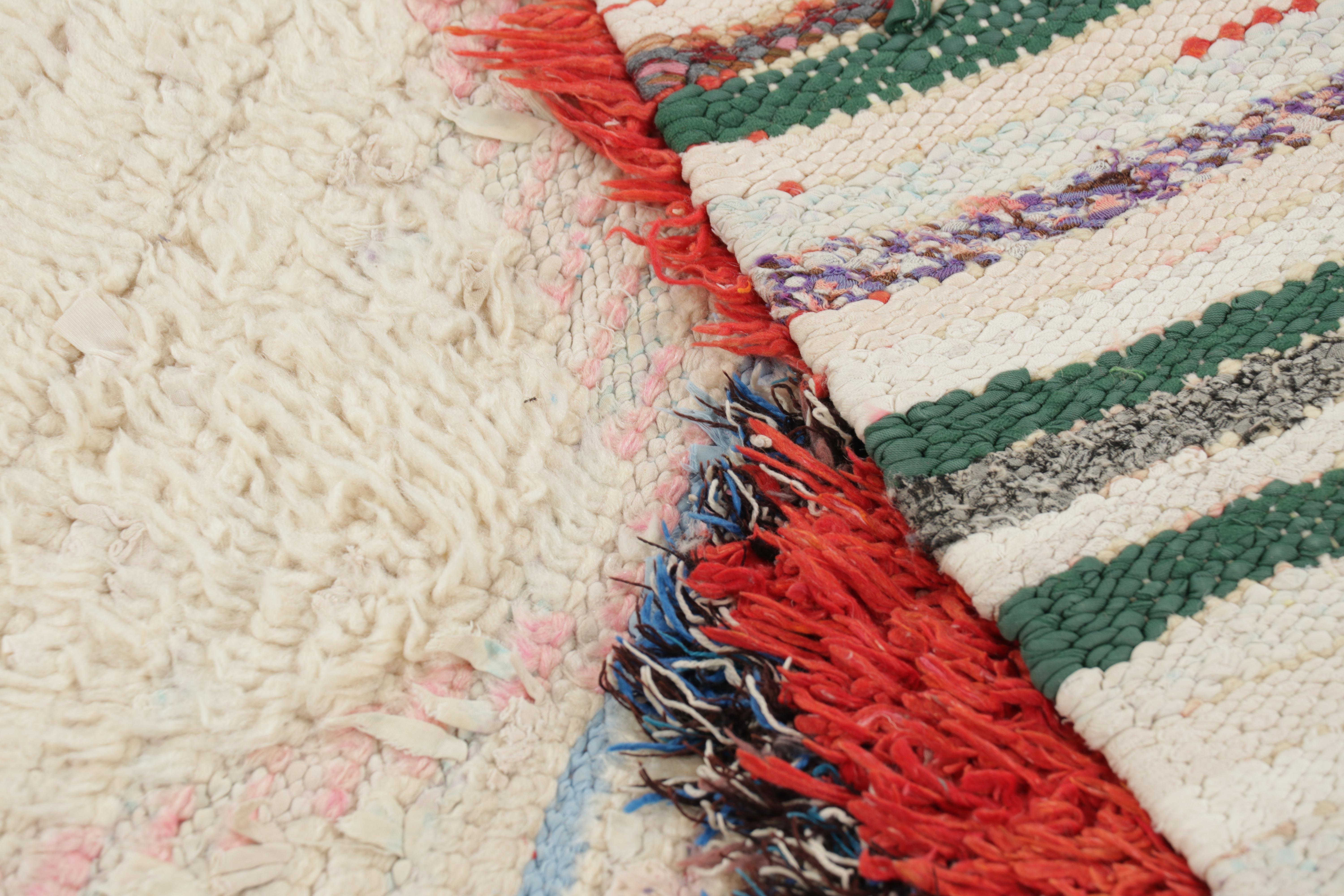 Laine Tapis de couloir marocain vintage avec médaillons de diamants blancs et rouges  Rug & Kilim en vente