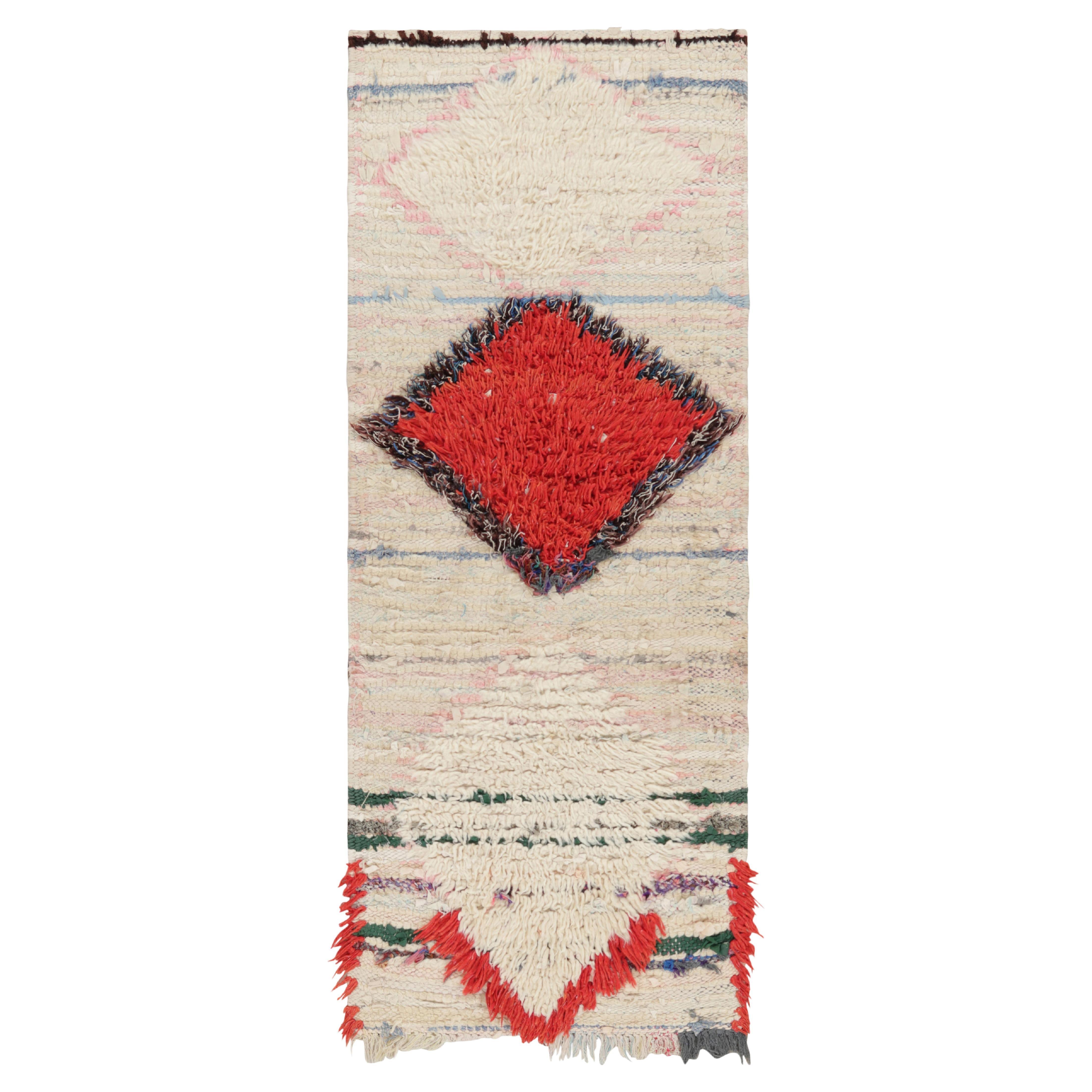 Tapis de couloir marocain vintage avec médaillons de diamants blancs et rouges  Rug & Kilim en vente