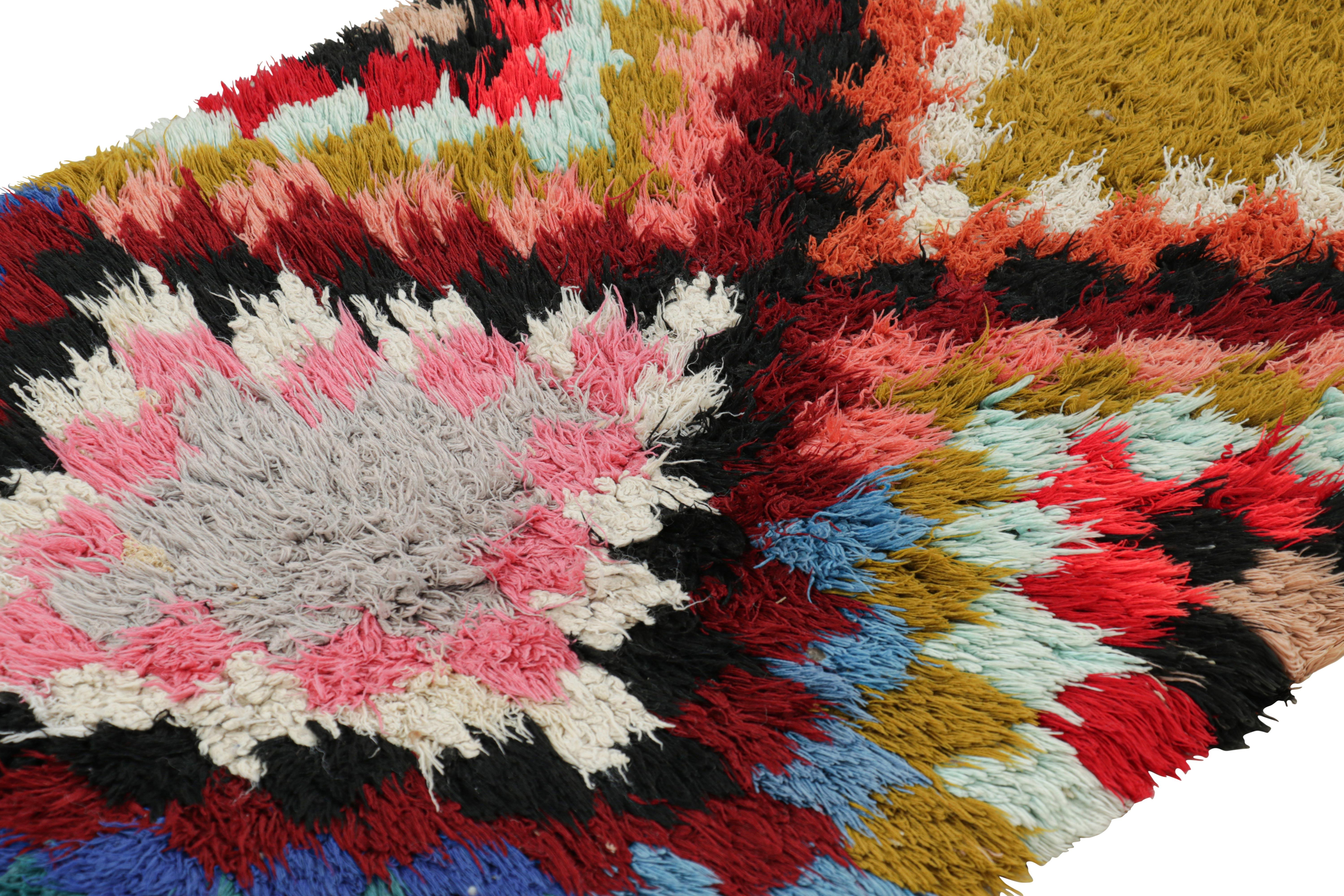 Dieser handgeknüpfte Wollteppich aus Marokko (ca. 1950-1960) im Format 2x6 ist ein äußerst seltenes Stück, wie es nur wenige seiner Herkunft gibt. 

Über das Design: 

Bewunderer des Handwerks werden feststellen, dass dieses Stück im