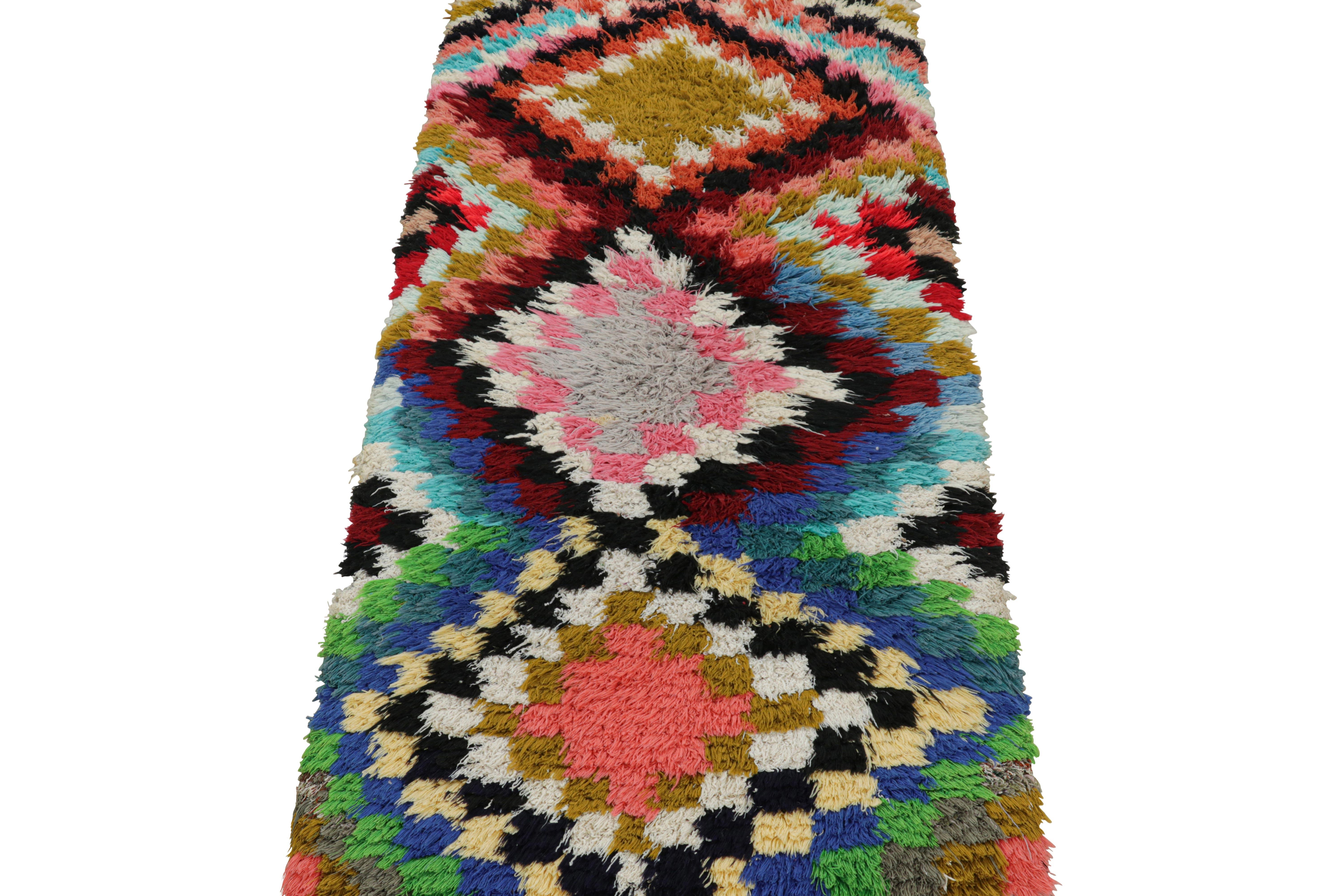 Marokkanischer Vintage-Läufer mit bunten Medaillons und Mustern, von Rug & Kilim im Zustand „Gut“ im Angebot in Long Island City, NY